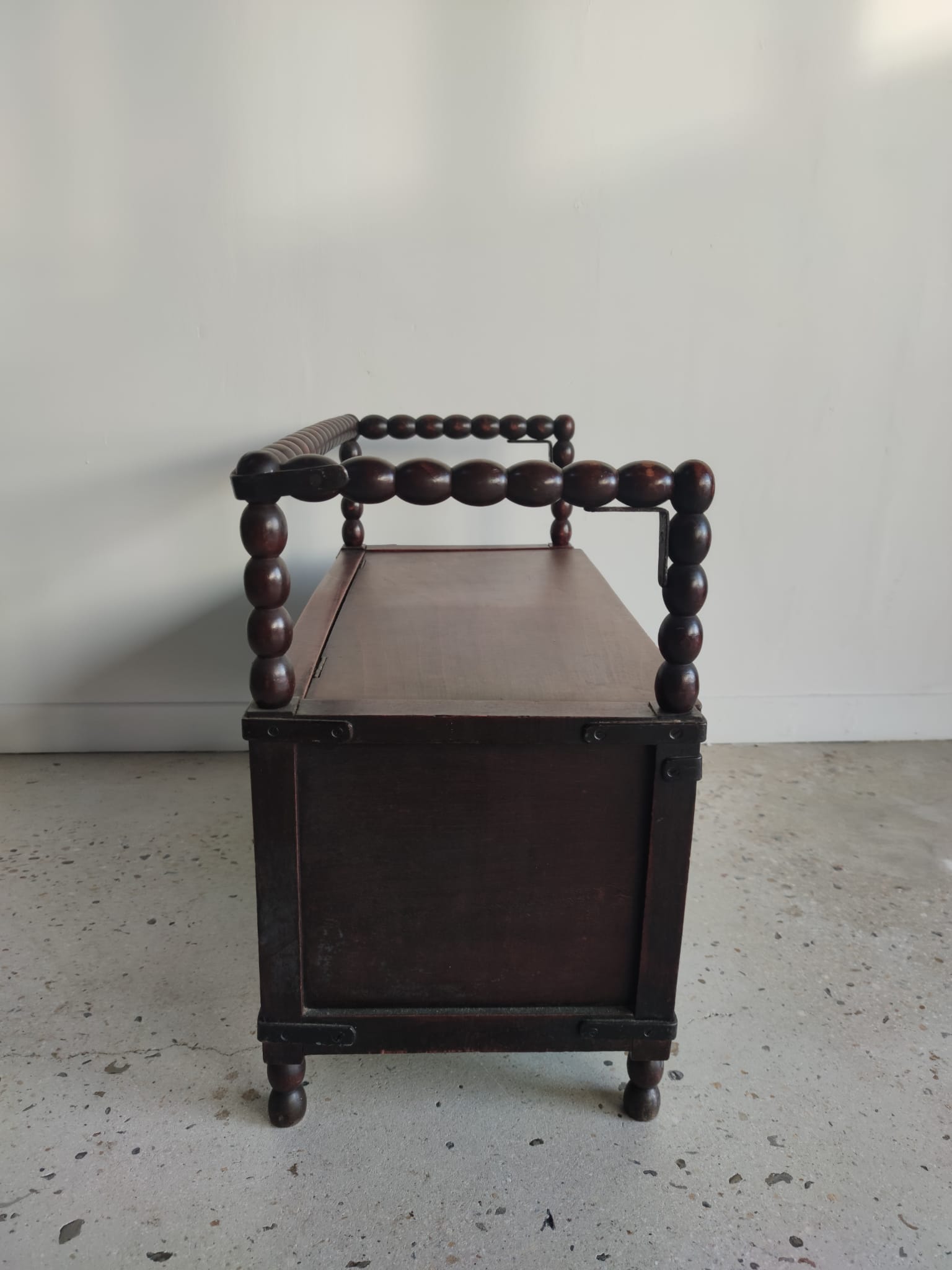 Natural wood chest forming a bench, ringed shoulders