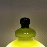 Applique murale fabriquée dans un cadre en métal noir avec un abat-jour en verre vert olive