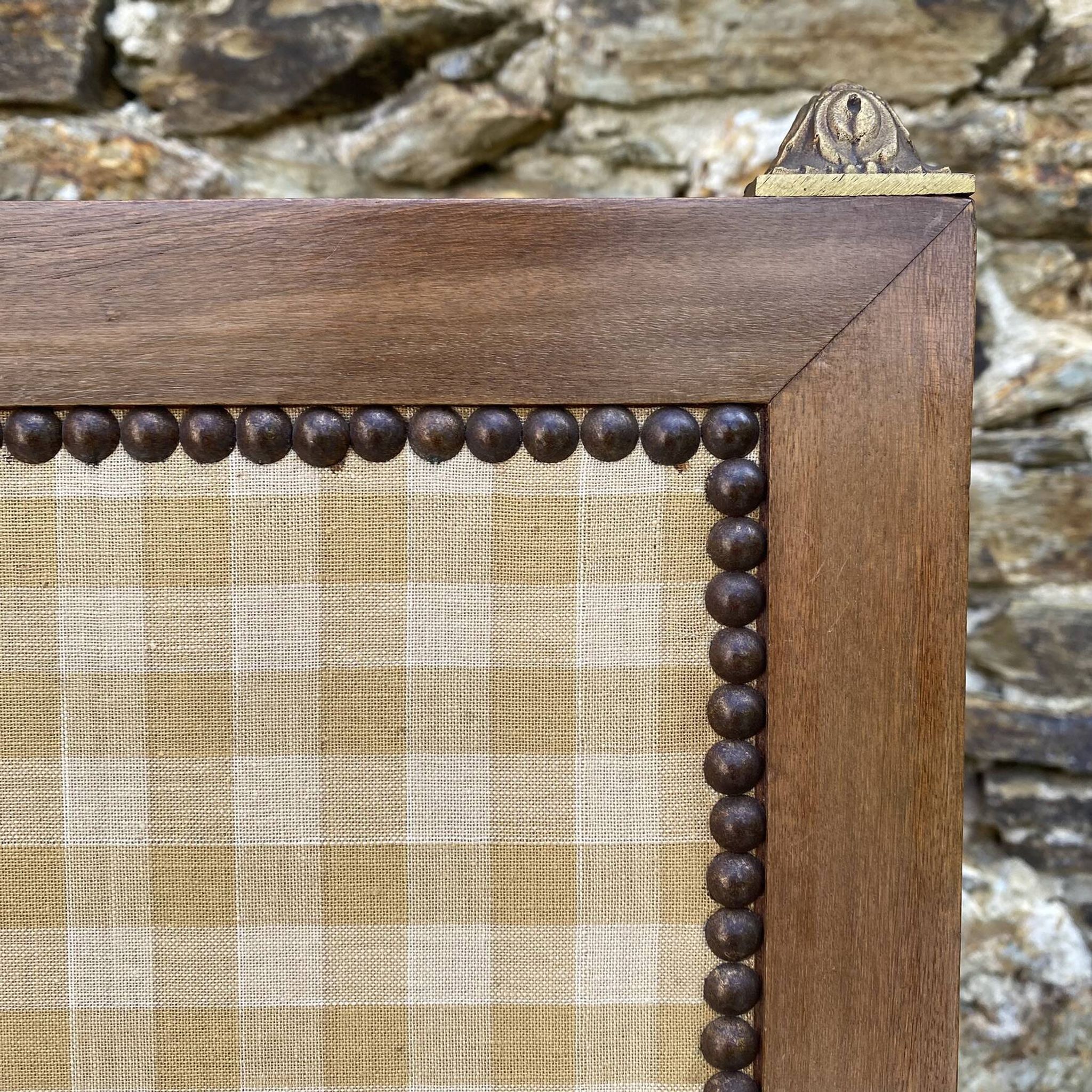 Ecran de cheminée en bois et tissu brodé 94X62
