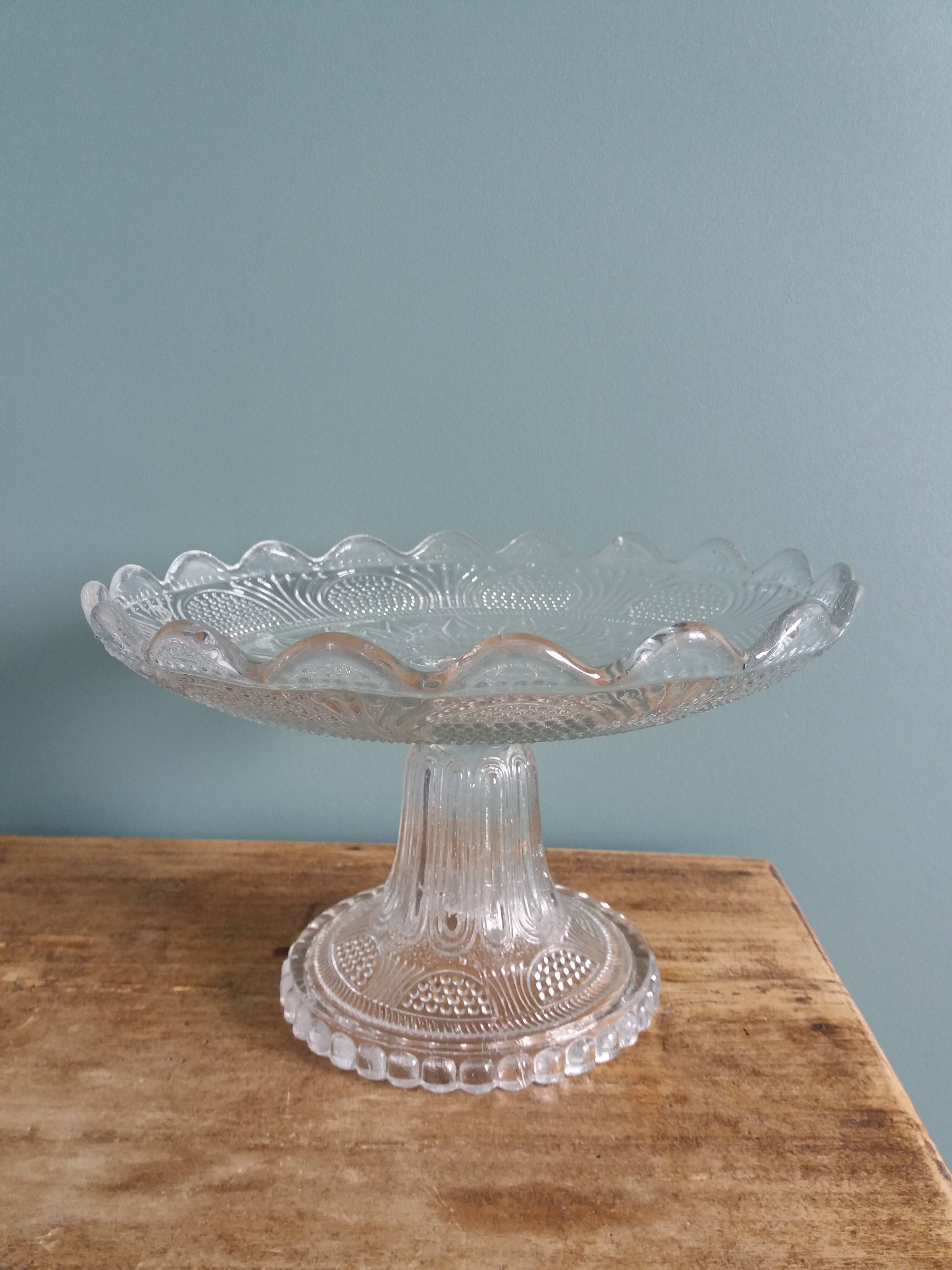 Presentation dish on pedestal cake display