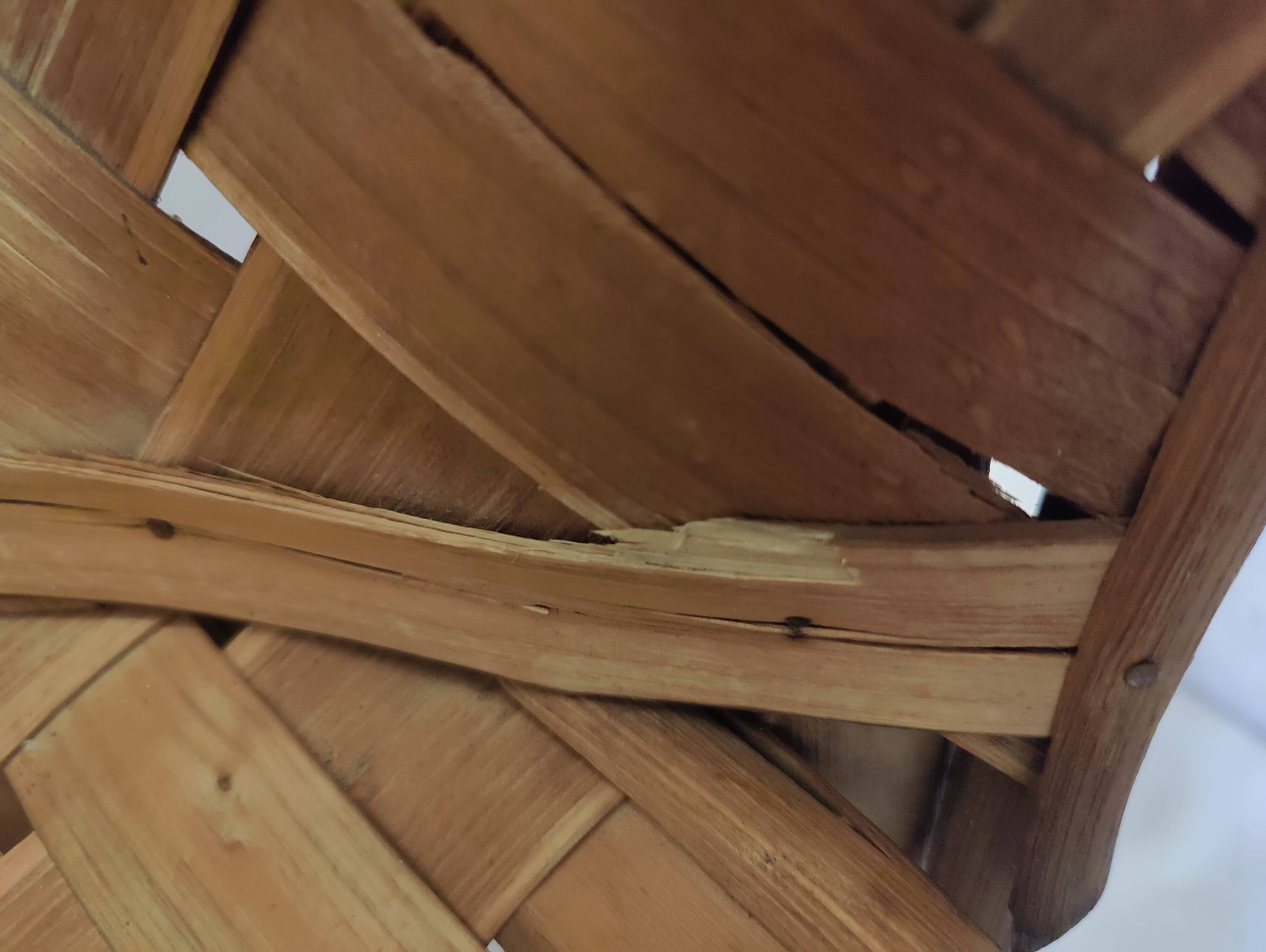 Fauteuil en lames de châtaignier tressées dit Le Corbusier