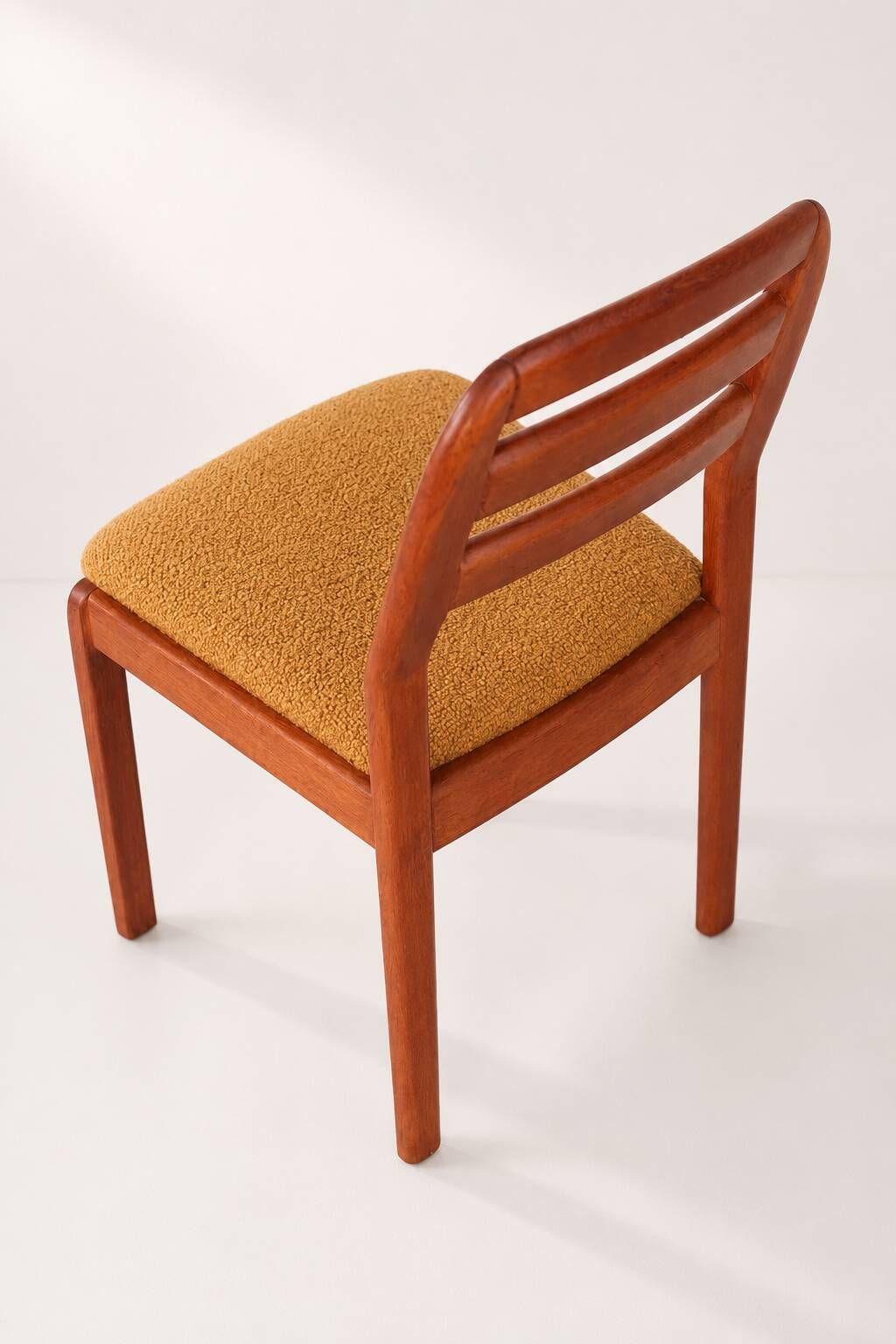 Dyrlund dining chair teakwood