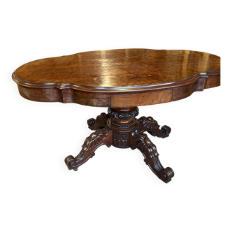 Middle table in mahogany.