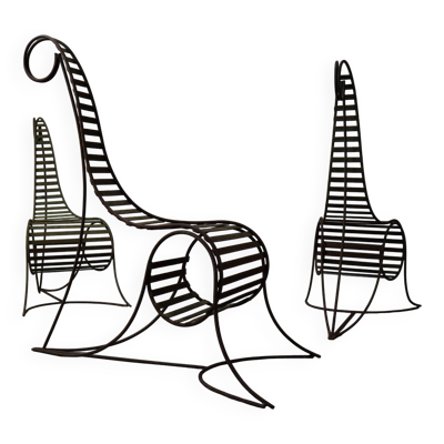 Ensemble de trois chaises sculpturales en fer