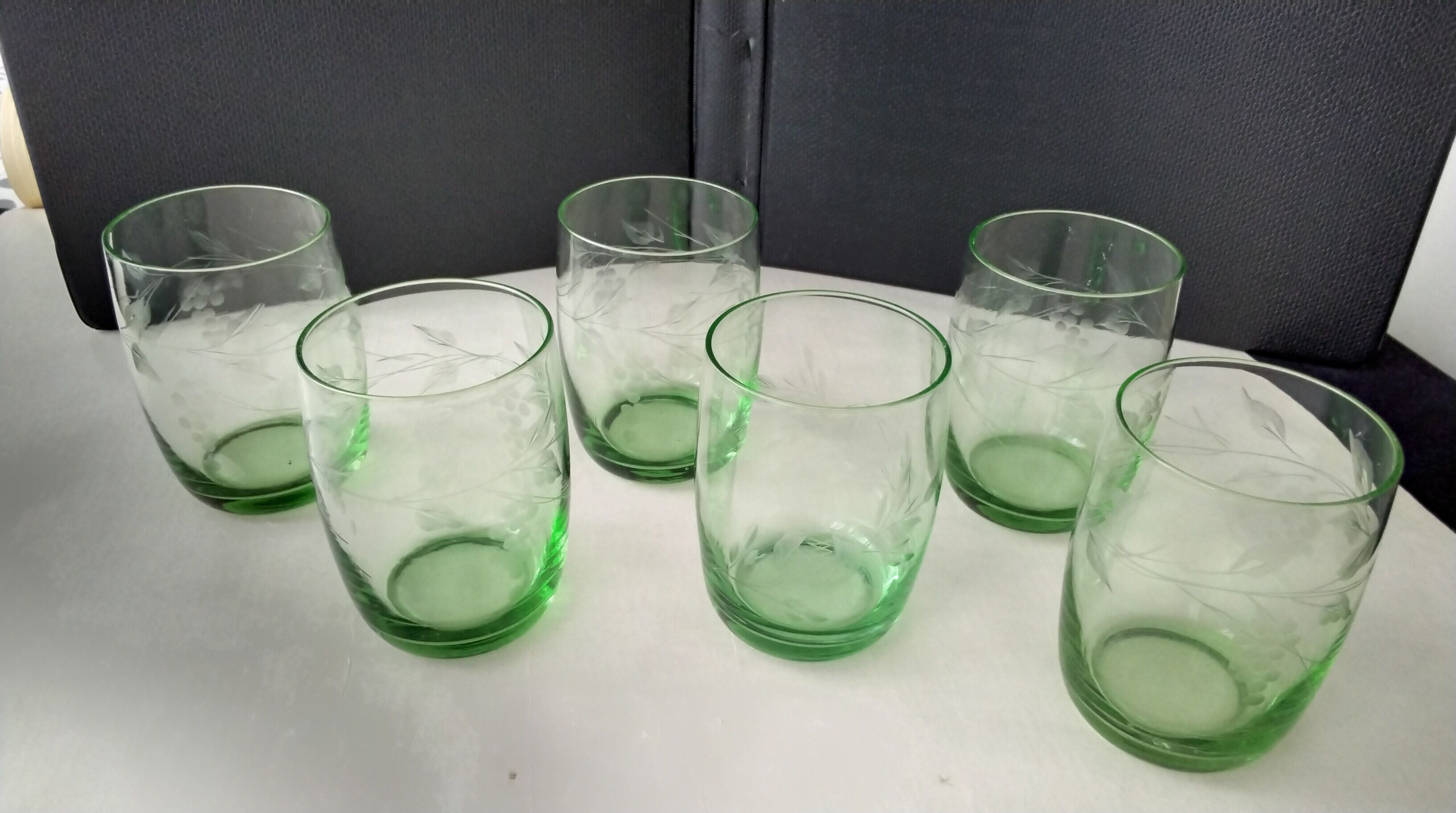 8 Verres à eau forme gobelet en verre vert  Décor gravé
