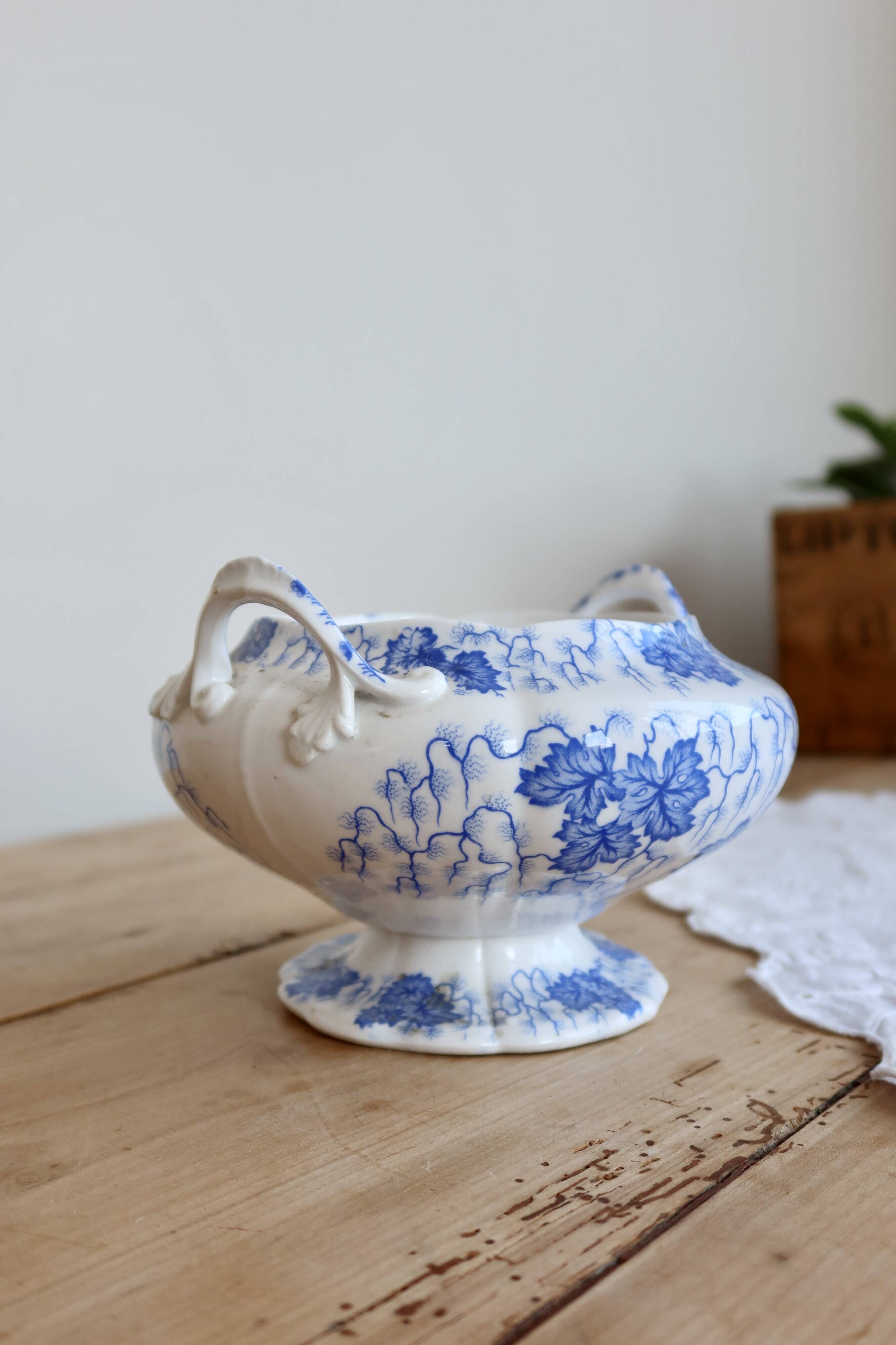 Small vintage vegetable dish English faience Feldspath
