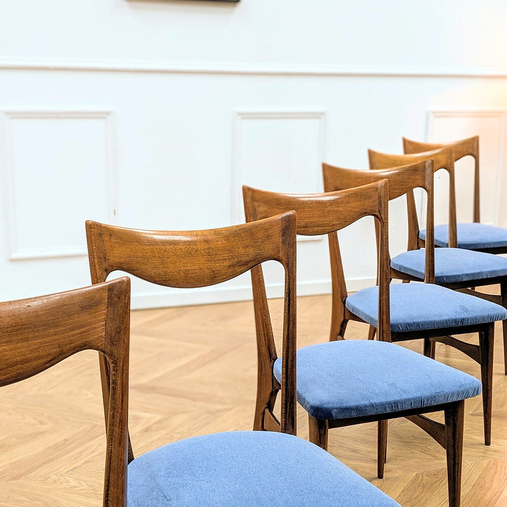 Set of 6 Scandinavian chairs in oak and blue fabric.