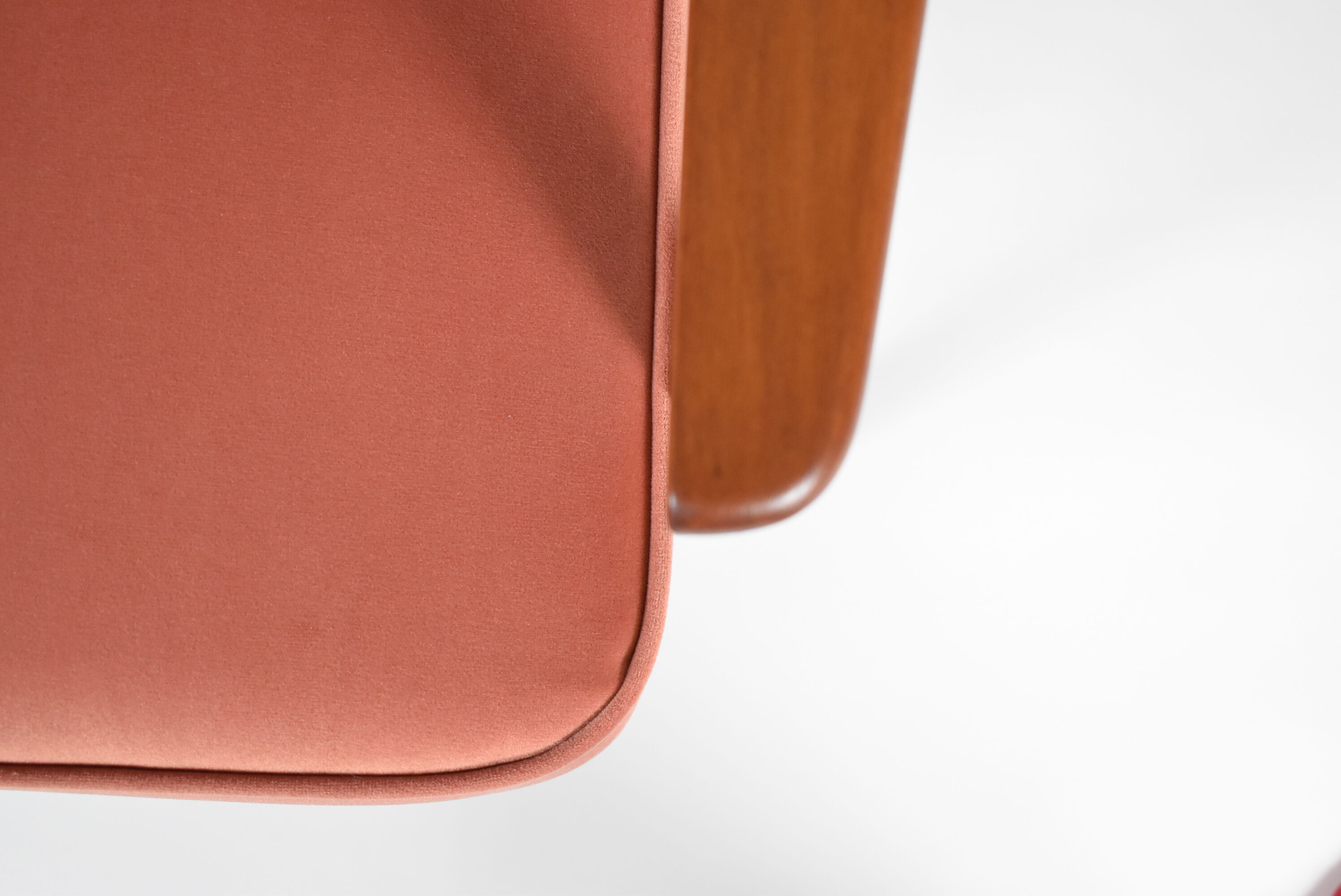 Pink velvet armchair, designer M. Zielinski, 1960s, Poland