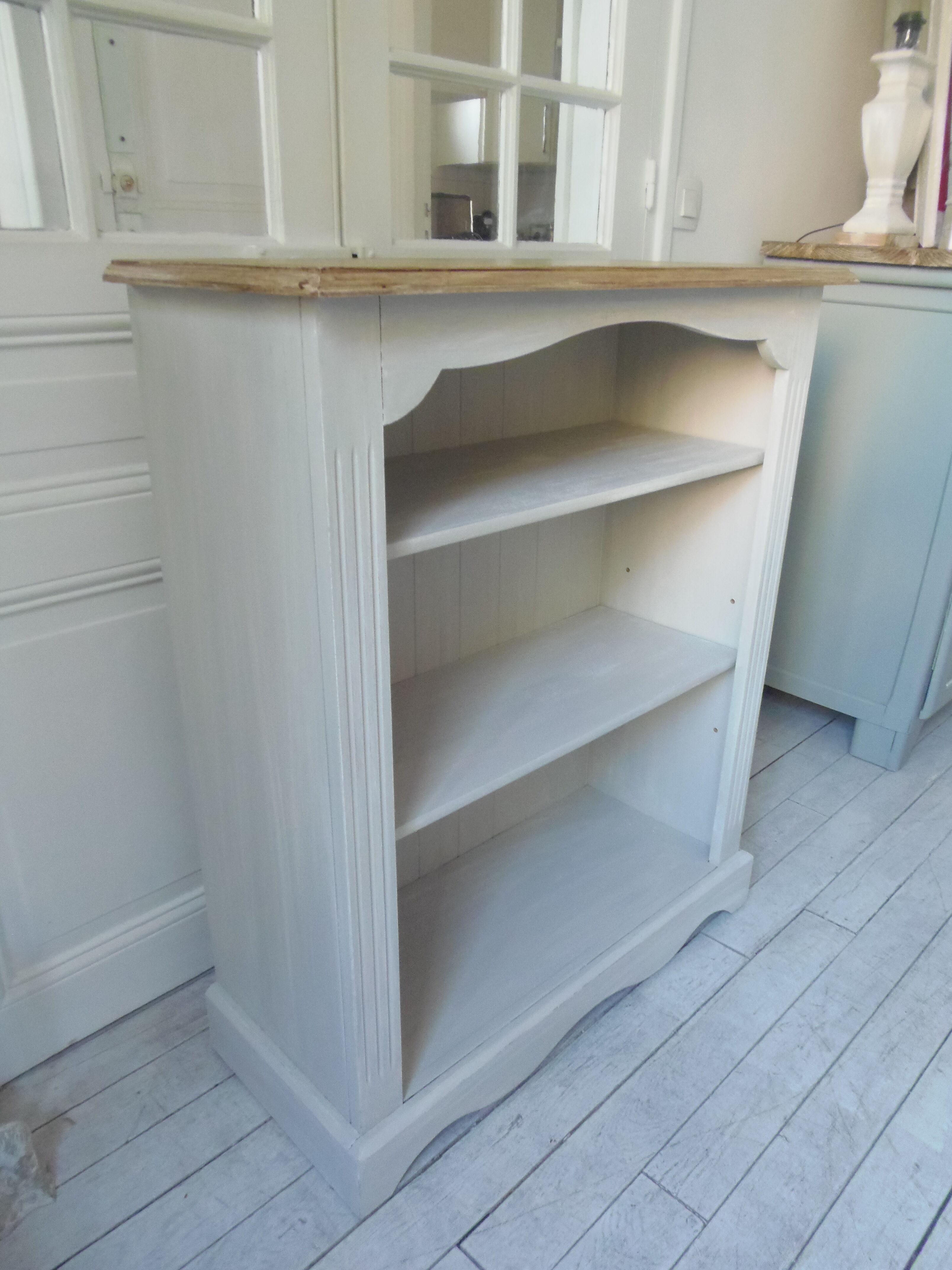 Pearl gray patinated library, 2 shelves, wooden tray.