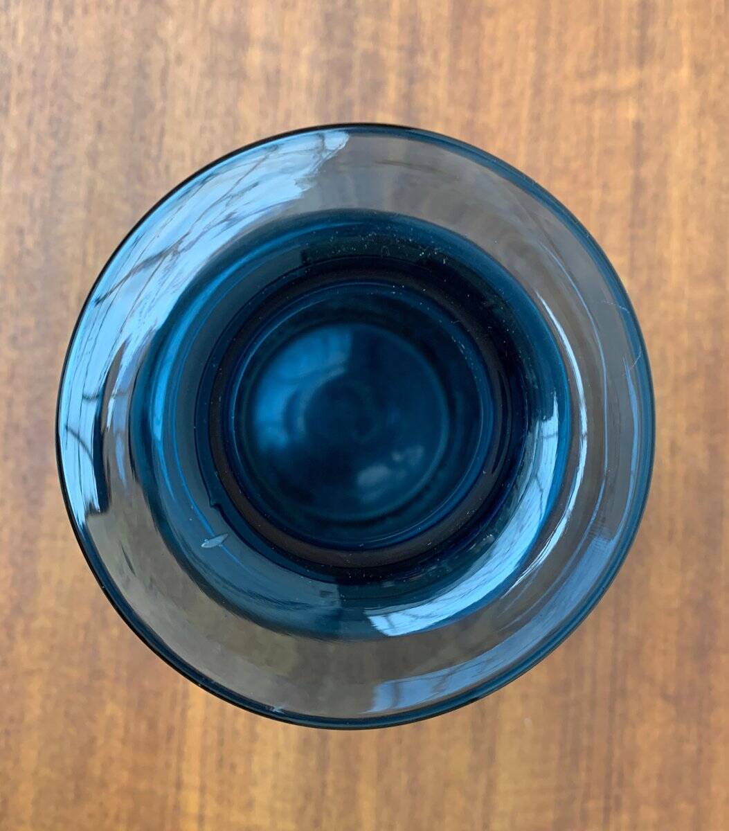 Vase en verre bleu vintage avec ornement de sceau