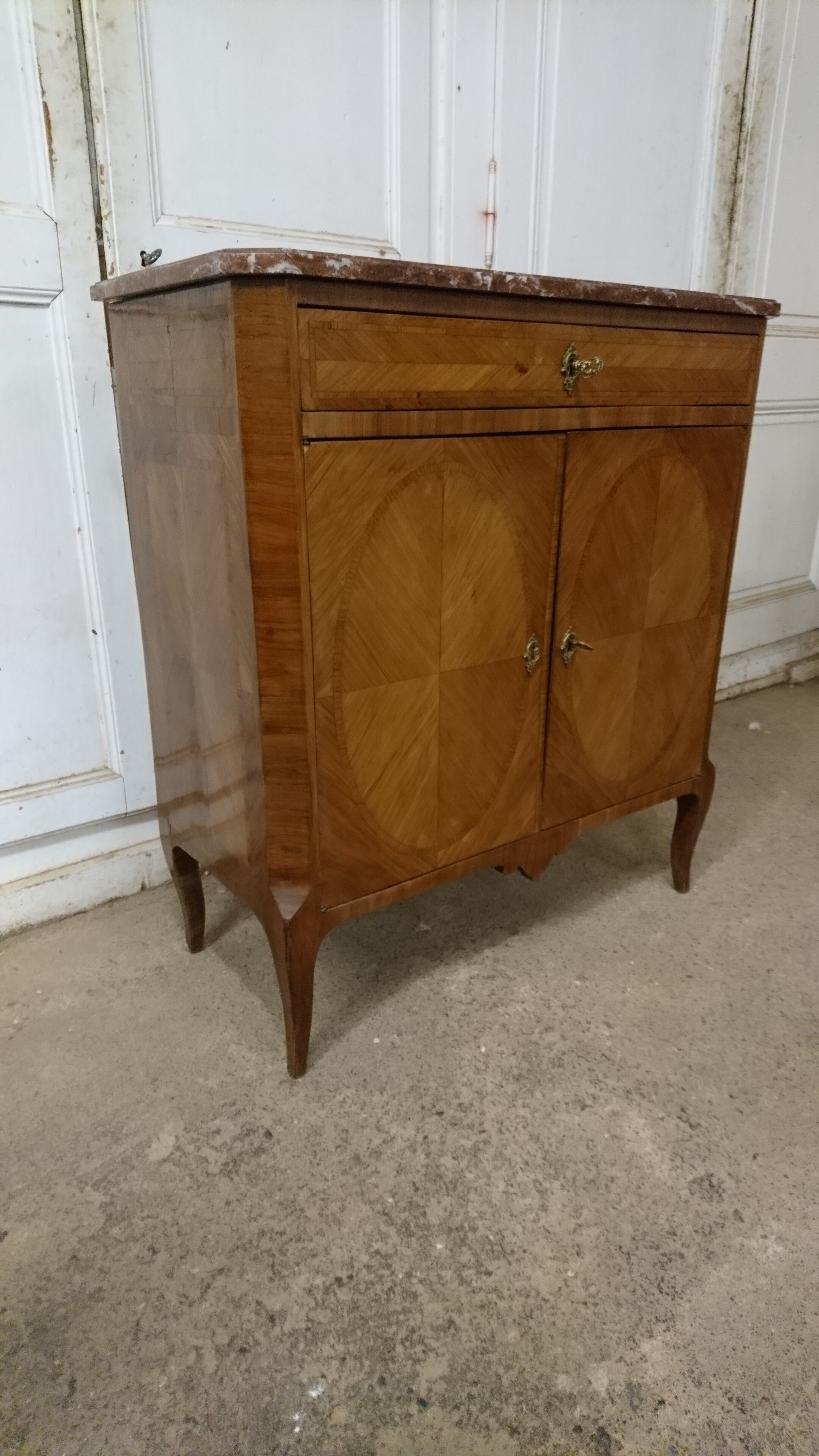 Commodity in rosewood veneer