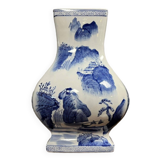 Chine vers 1920 : vase en porcelaine à décor bleu et blanc à panse renflée