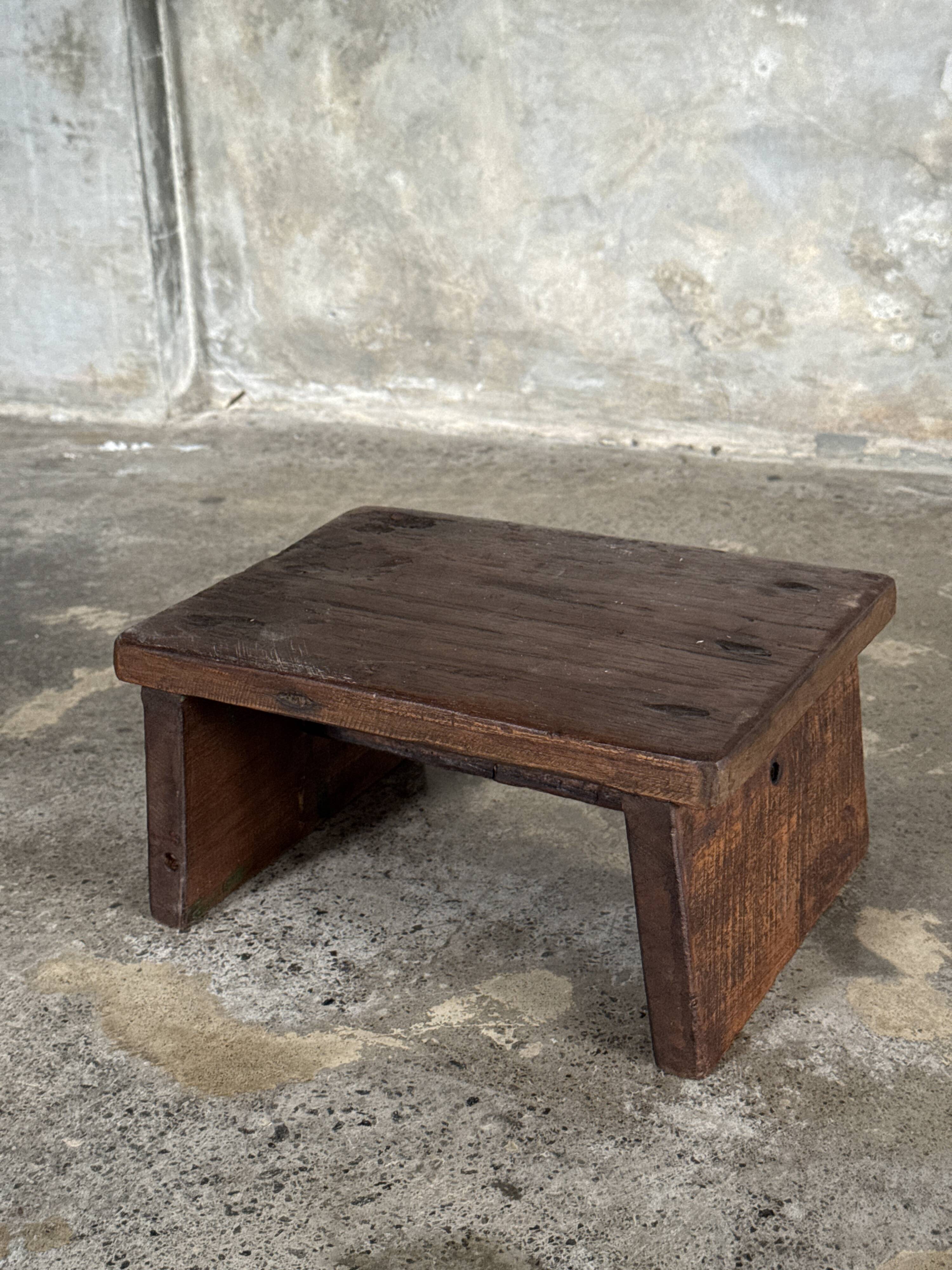 Small auxiliary stool in upcycled teak with traces of green chrome on the leg.