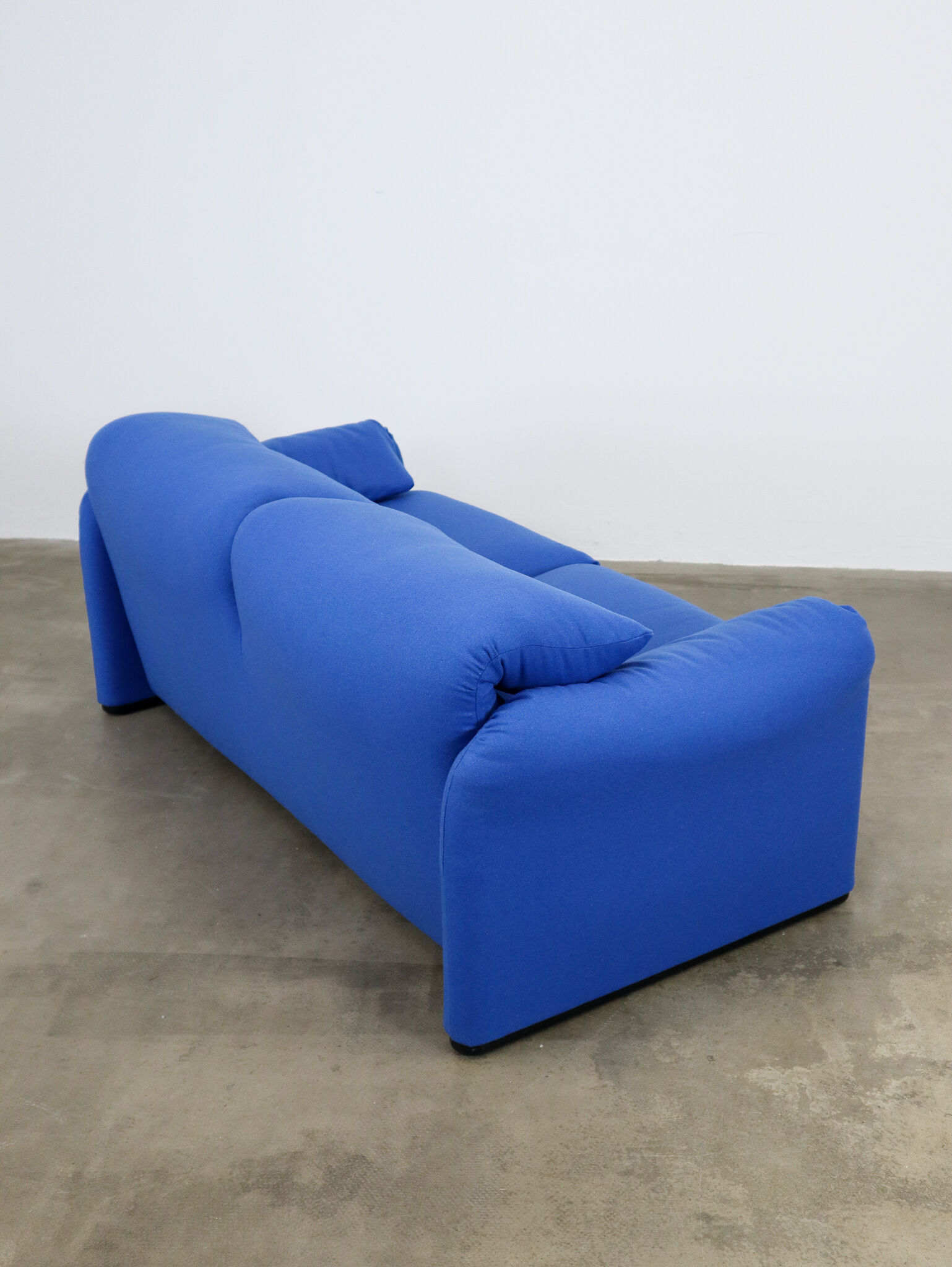 Maralunga sofa blue