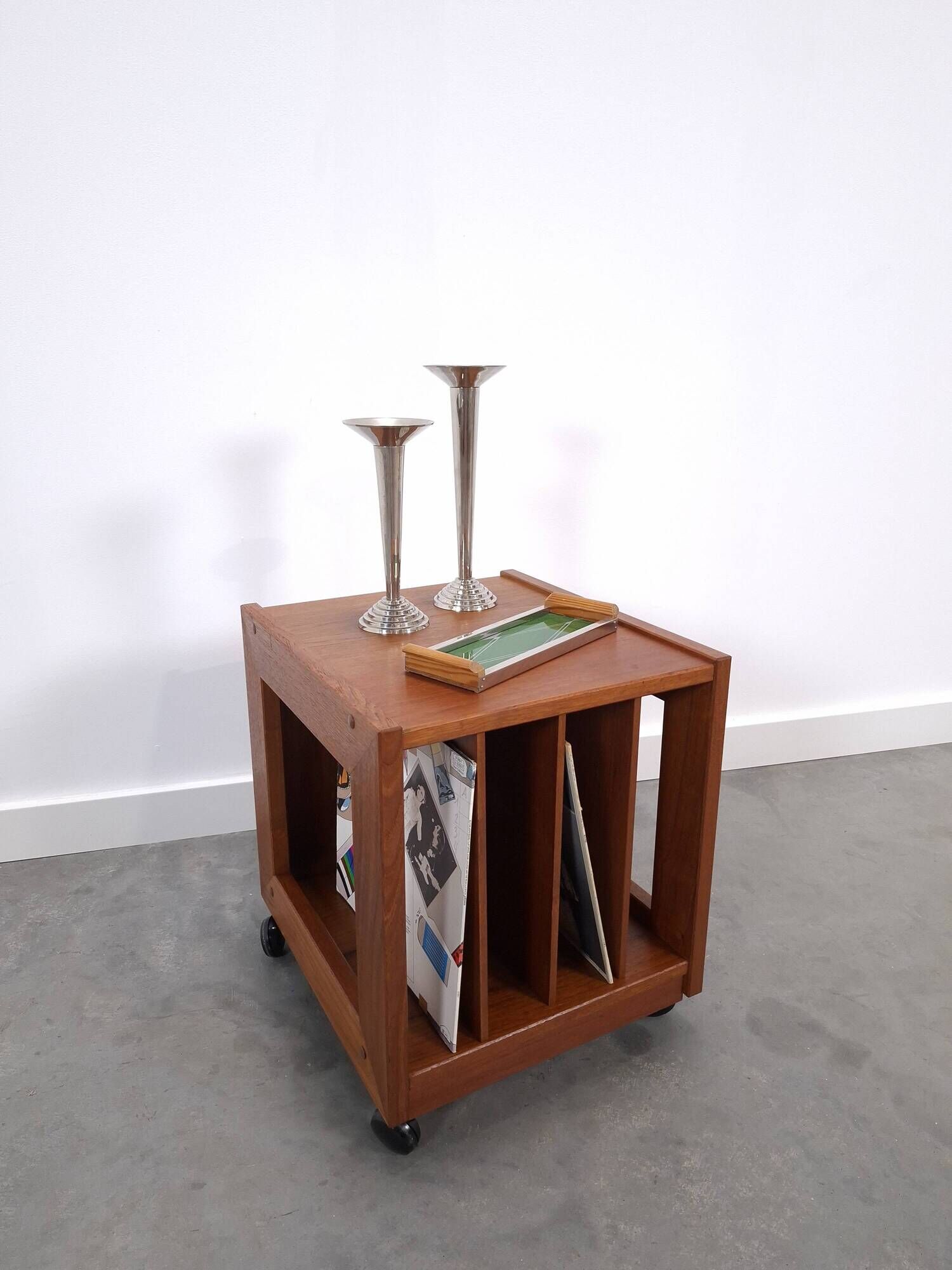 Teak LP kast op wielen, bijzettafel, nachtkastje, kast 2