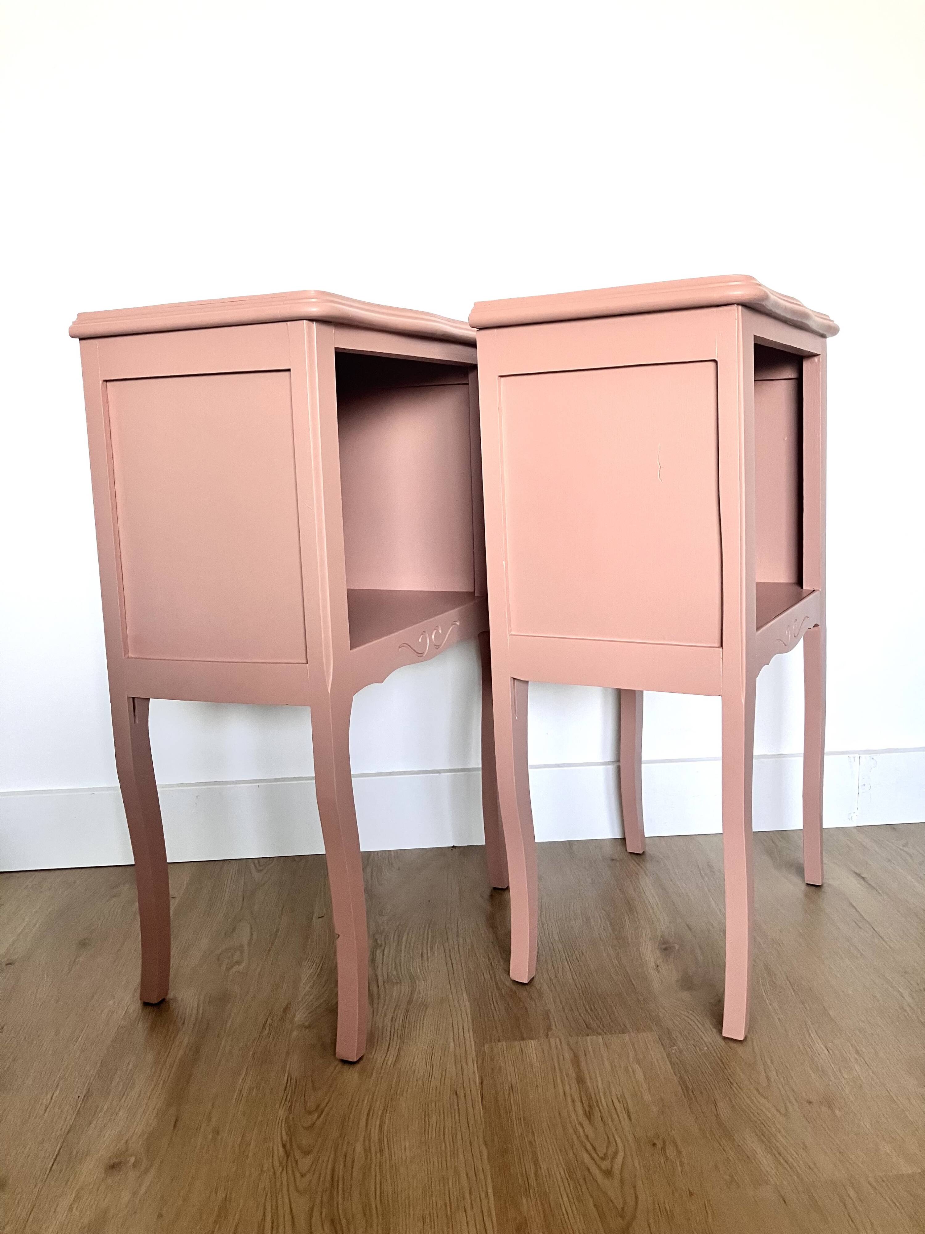 Paire de chevets bois rose