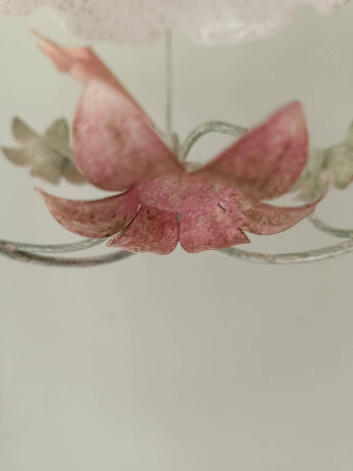 Lustre fer forgé et tulipe verre rose dépoli