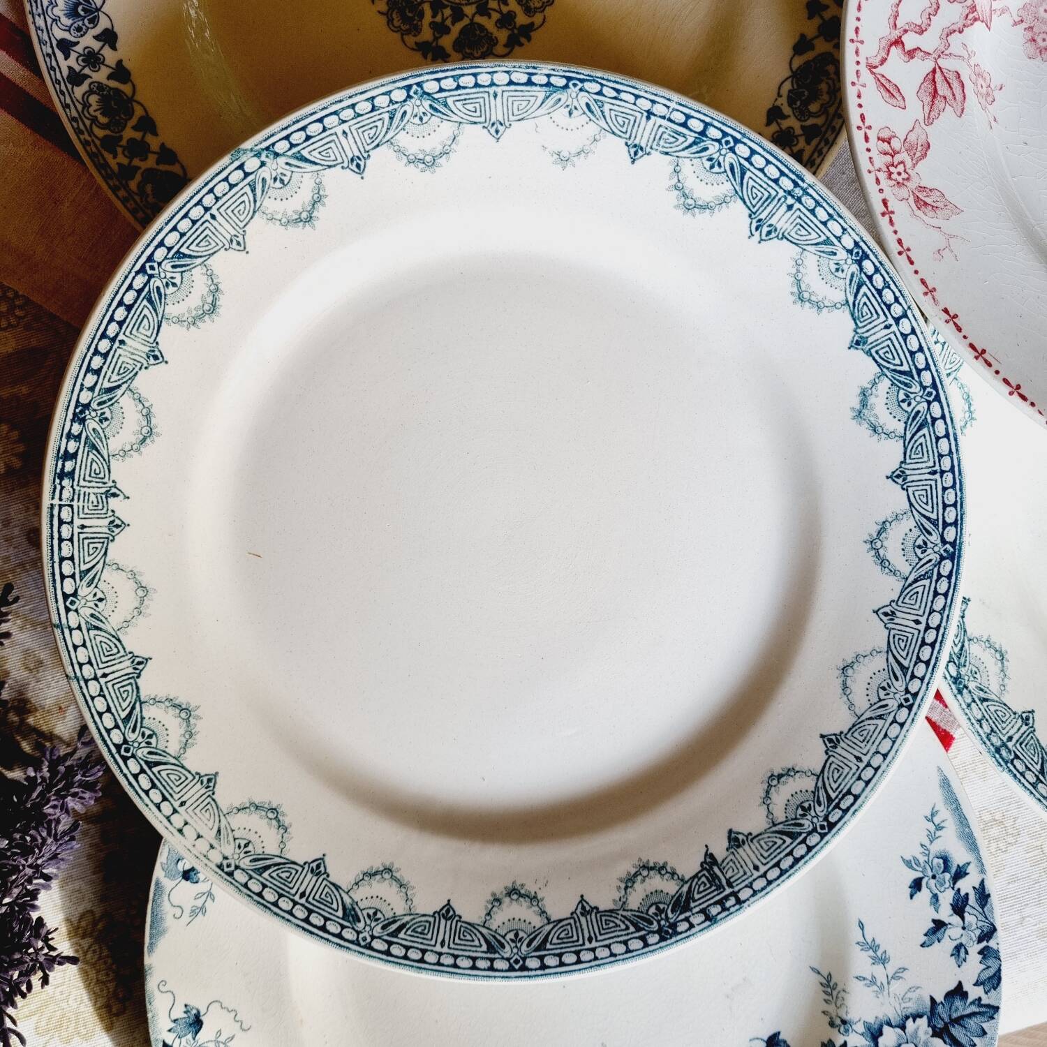 Lot de 6 assiettes plates terre de fer dépareillées