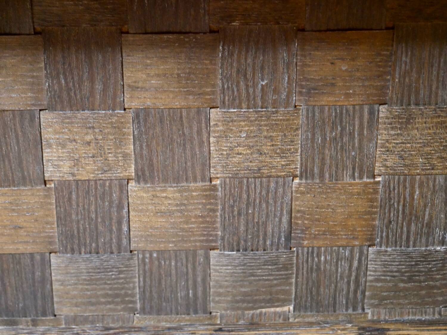 Square table in woven chestnut, with glass top