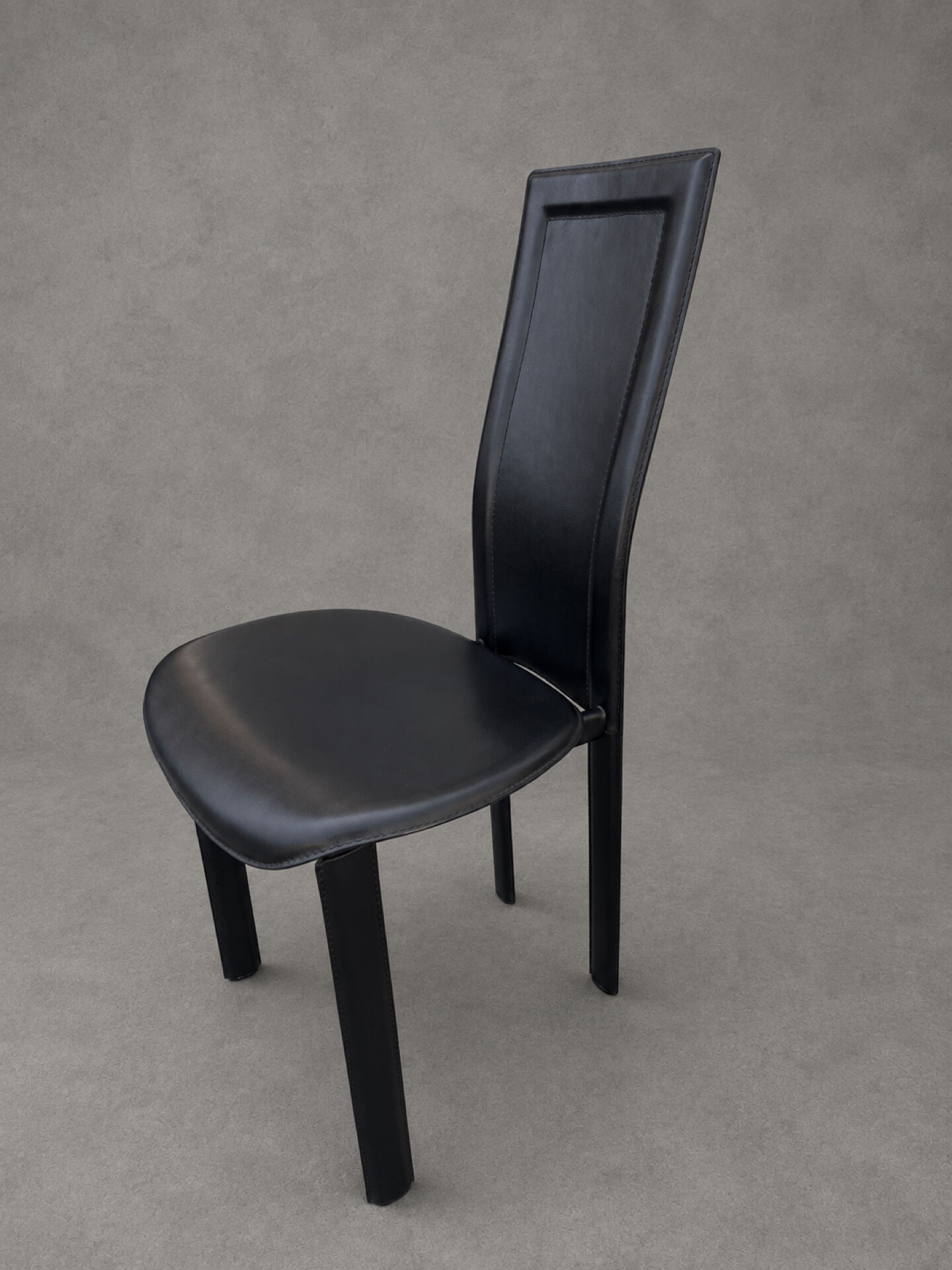 4 black leather chairs – Elegance and design