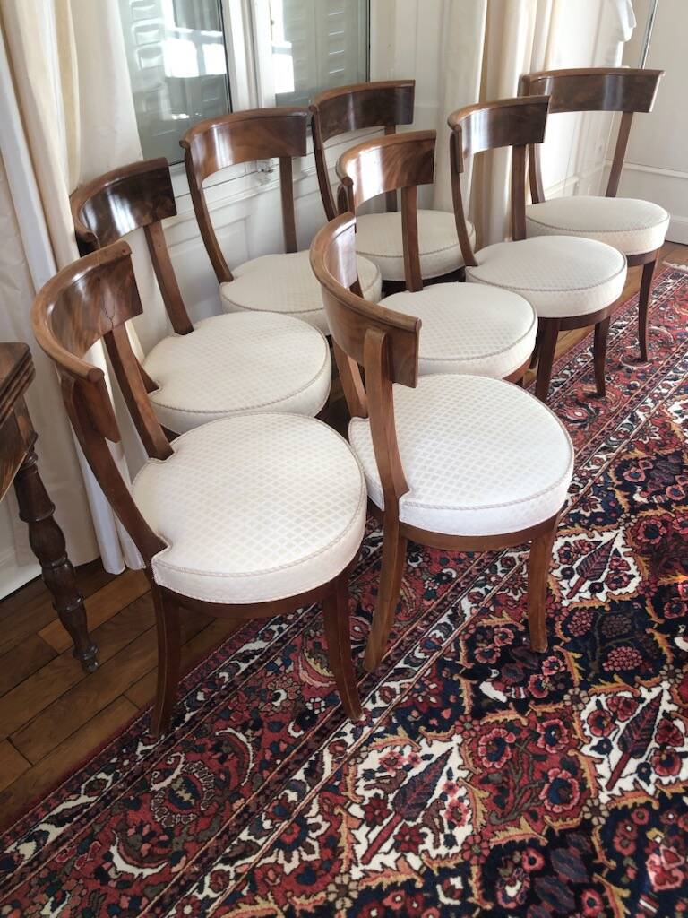 Mahogany round table in Louis Philippe style and 8 period chairs from the early 19th century.