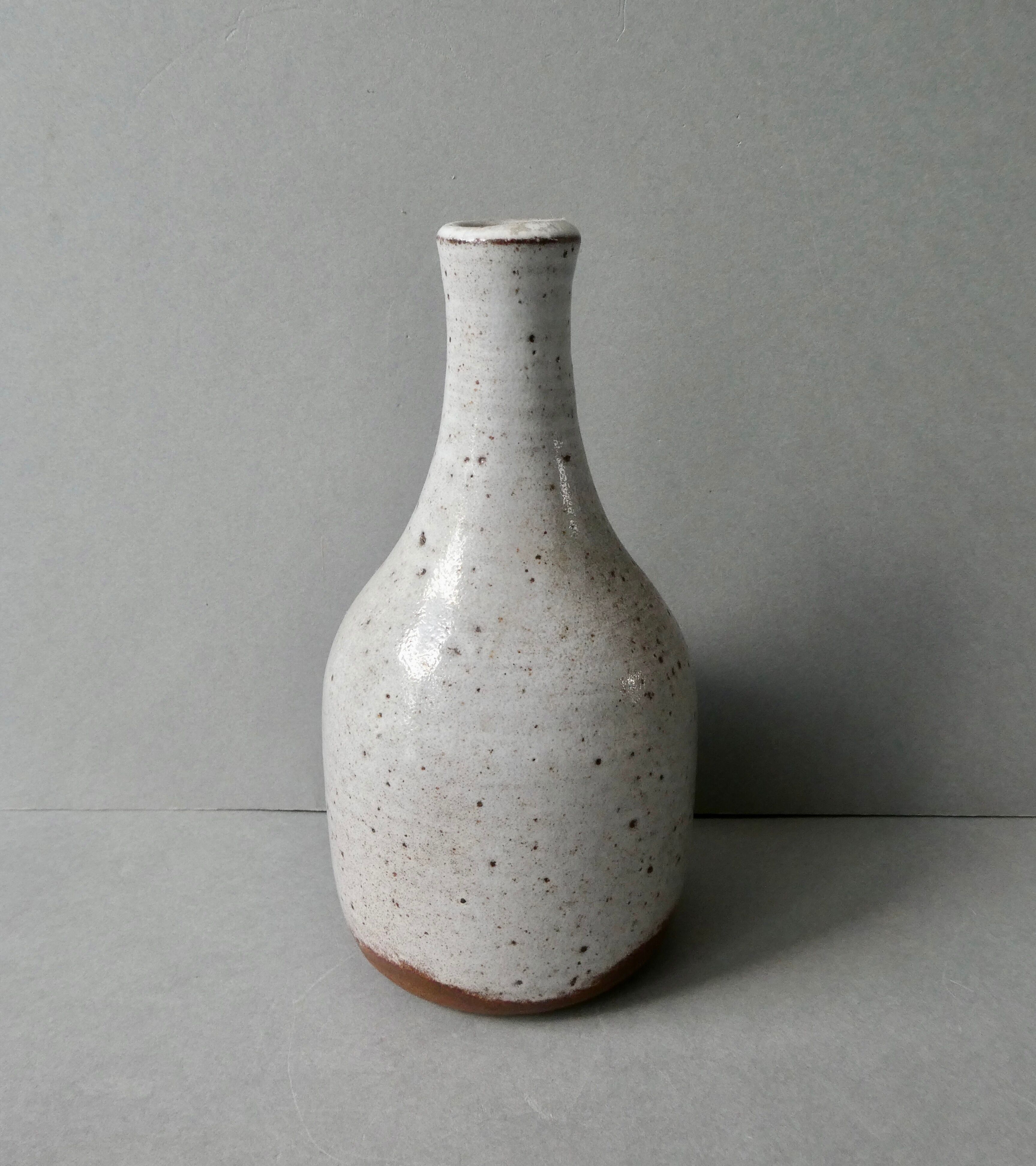 Sandstone vase bottle shaped by Norbert Pierlot in Ratilly