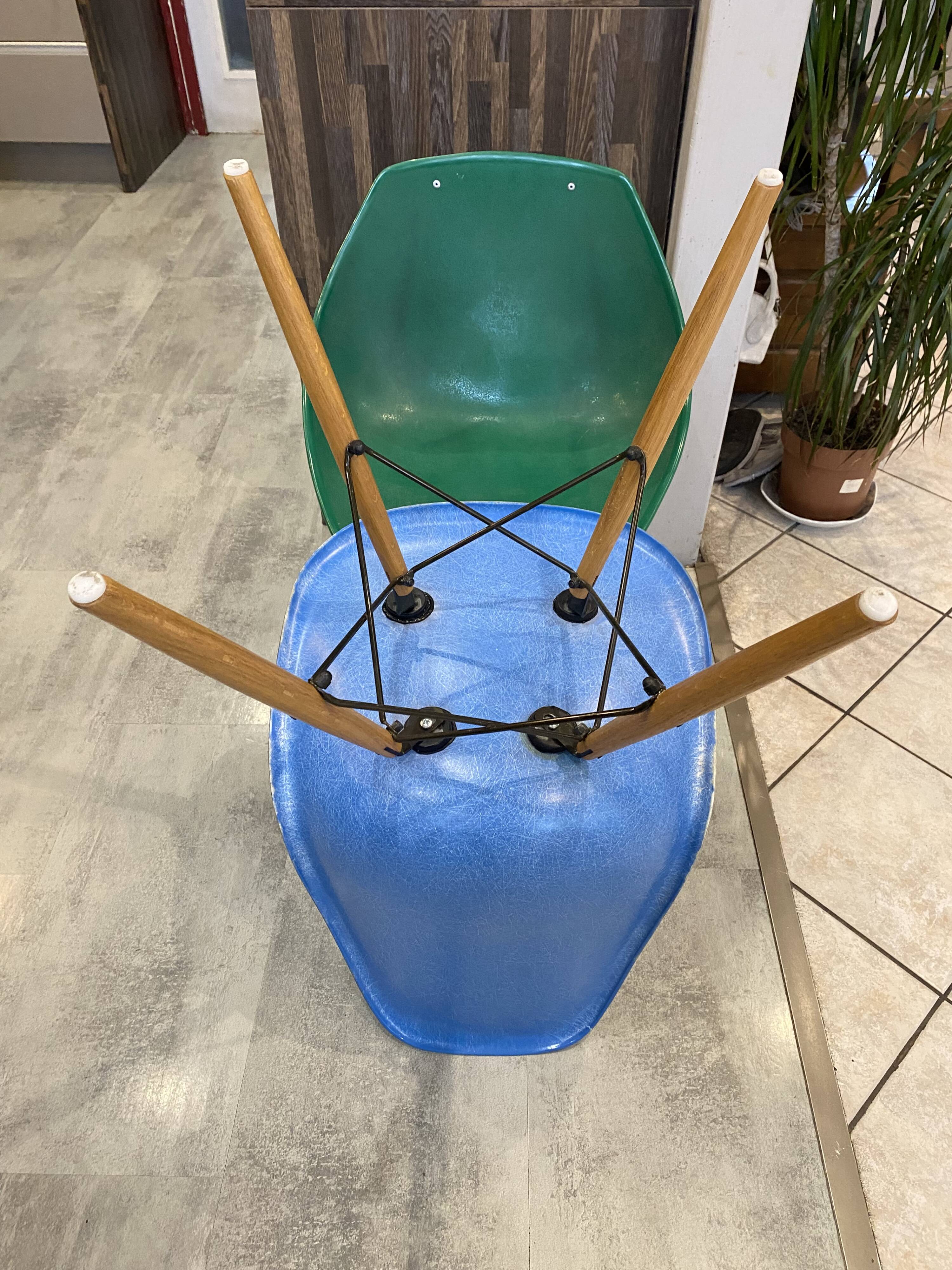 DSW chair turquoise fibre with oak dowel, light oak, Eames, Herman Miller.