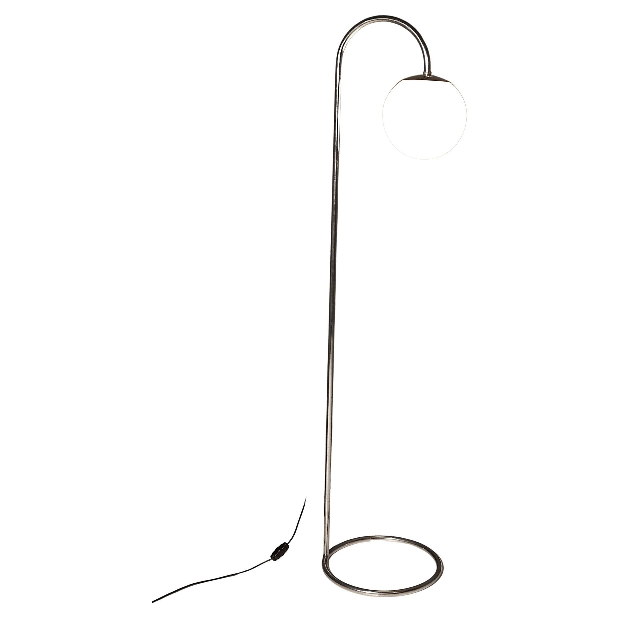 Lampe de sol chromée Bauhaus, Tchécoslovaquie, années 1930.