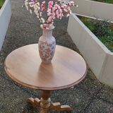 Tripod pedestal table, in solid blond walnut; tripod base,