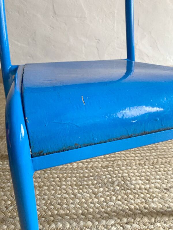 Paire de chaises Mullca maternelles en métal et bois peint en rouge et bleu