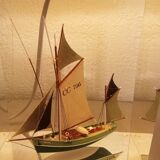 Boat lamp integrated into the base