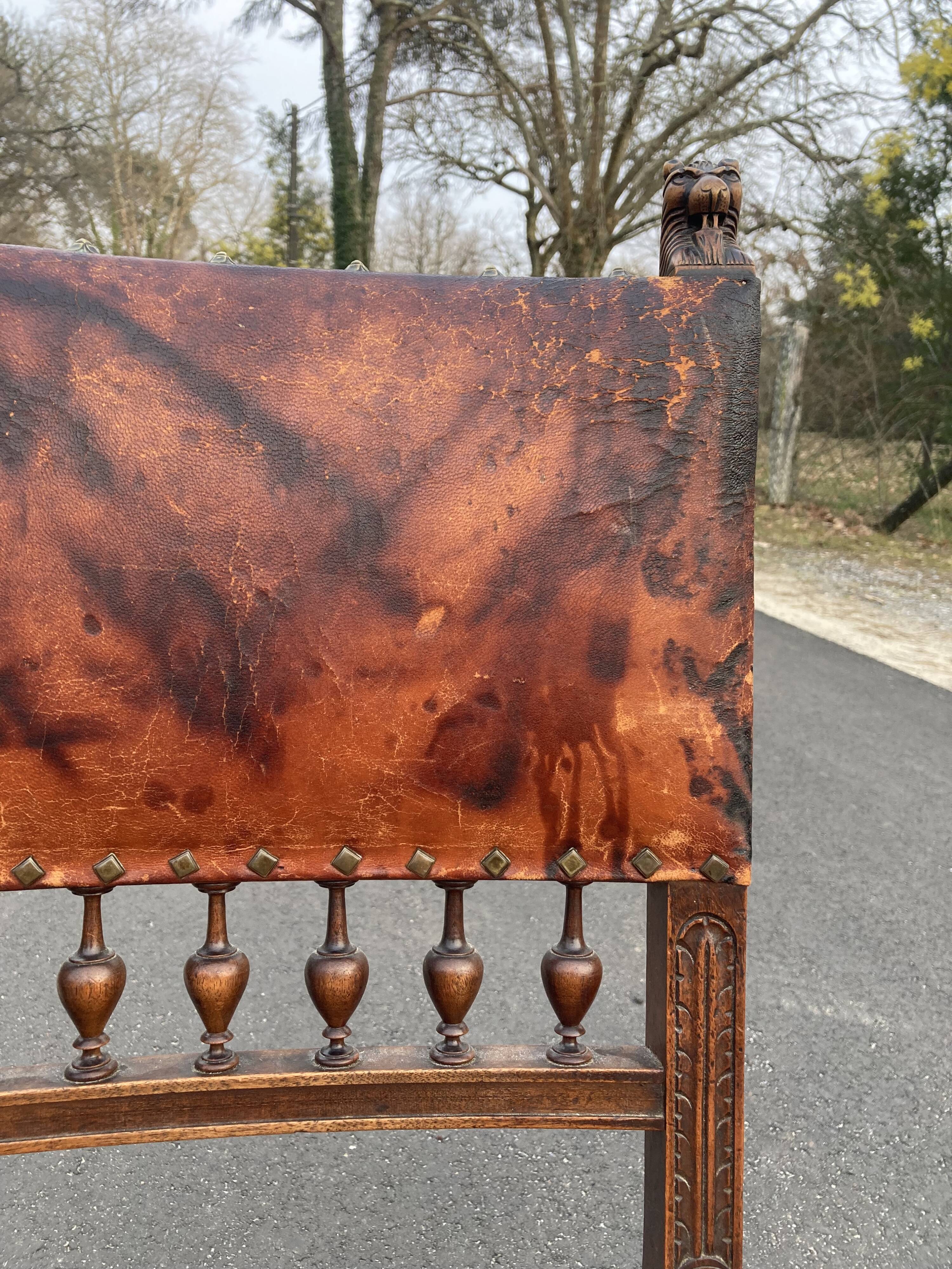 5 chaises Henri II en bois massif et cuir néo renaissance XIXème siècle