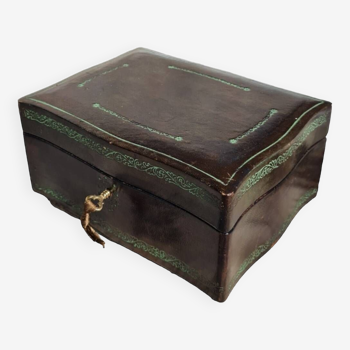 Leather jewelry box with its key