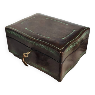 Leather jewelry box with its key