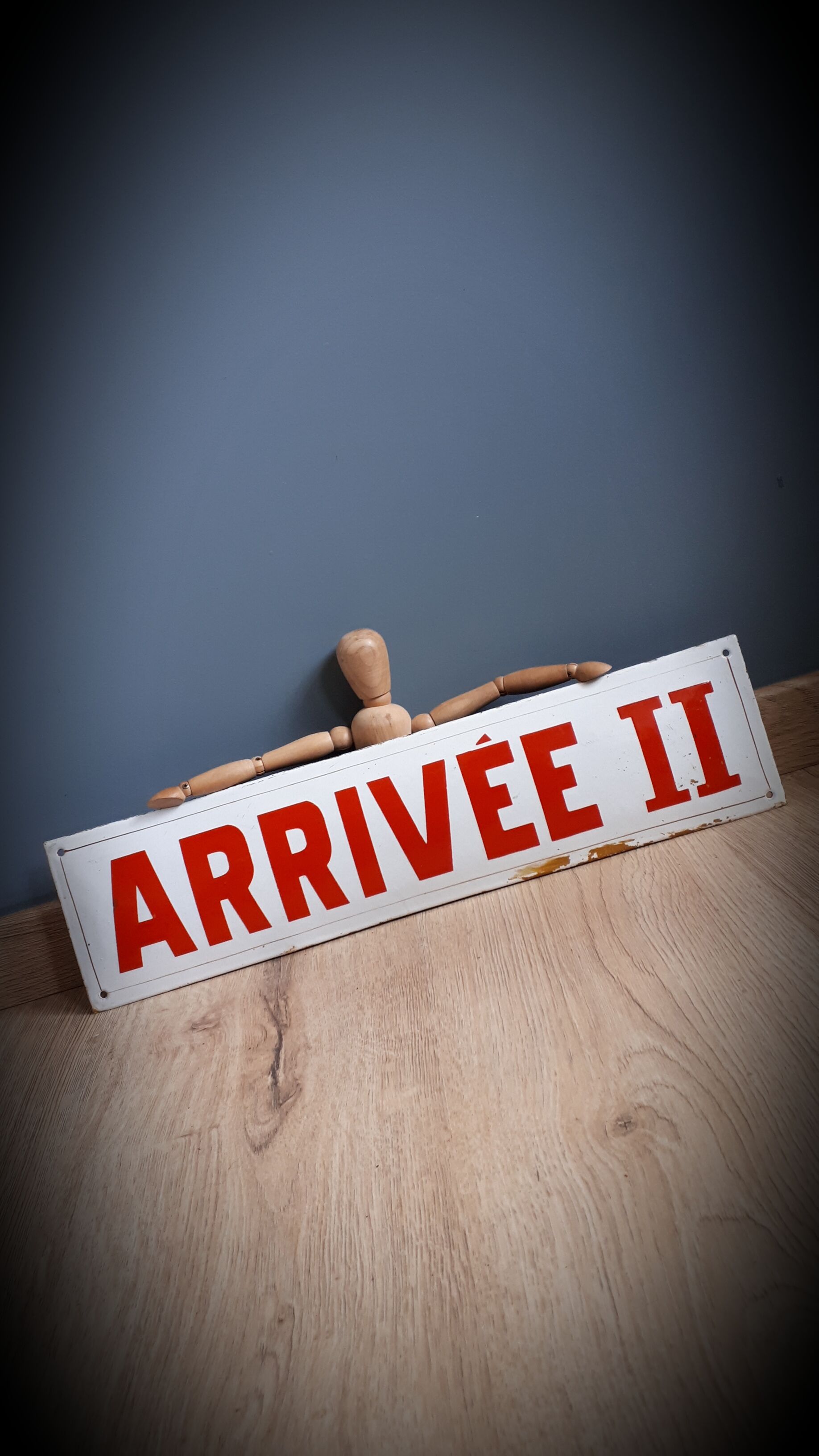 Curved enamelled plate finish II