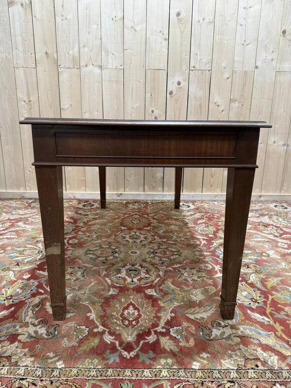 Bureau plat de style anglais en acajou et cuir signé "MAPLE"