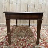 Bureau plat de style anglais en acajou et cuir signé "MAPLE"