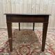 Bureau plat de style anglais en acajou et cuir signé "MAPLE"