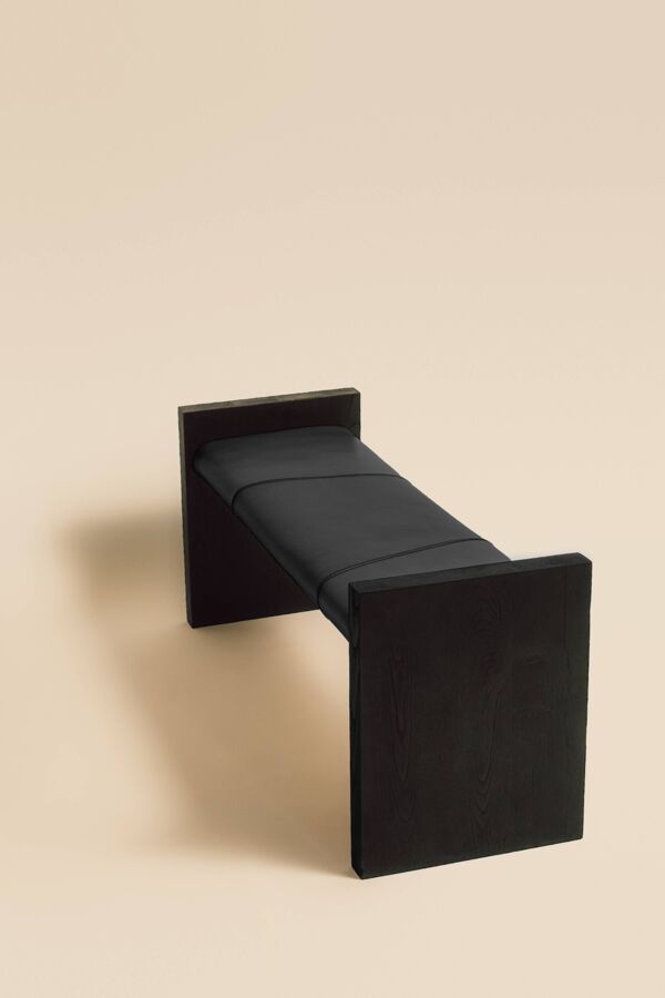 Banc Maërl SEPIA, châtaigner ébonisé et cuir noir.