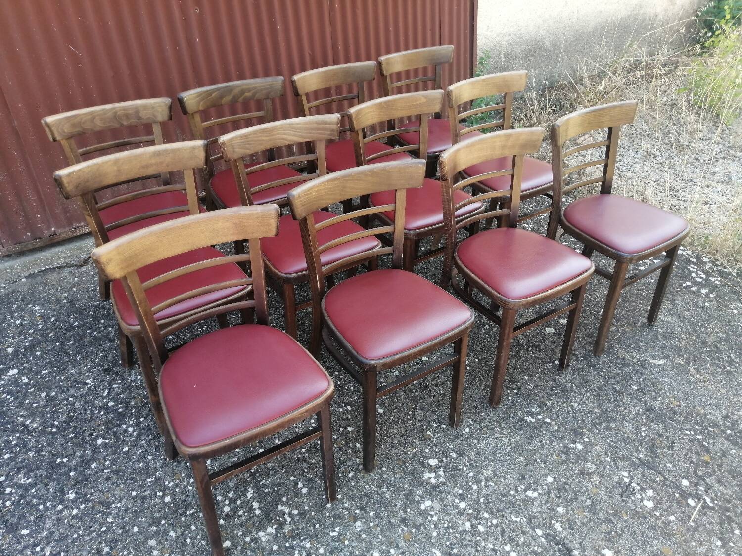 Lot de 12 chaises bistrot TON en bois et skaï rouge vintage.