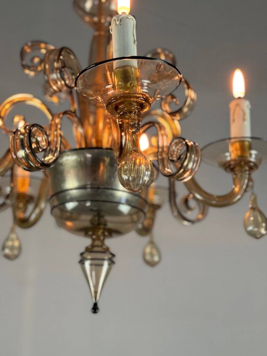 Venetian chandelier in golden Murano glass with a black border, circa 1950