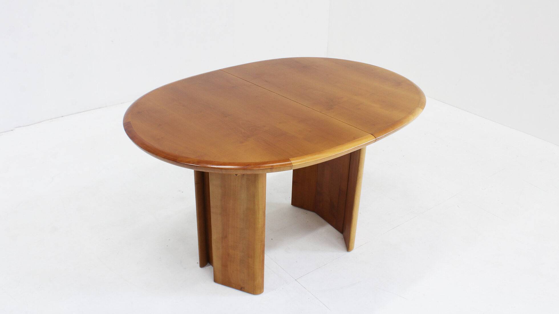 Vintage oval extendable dining table
