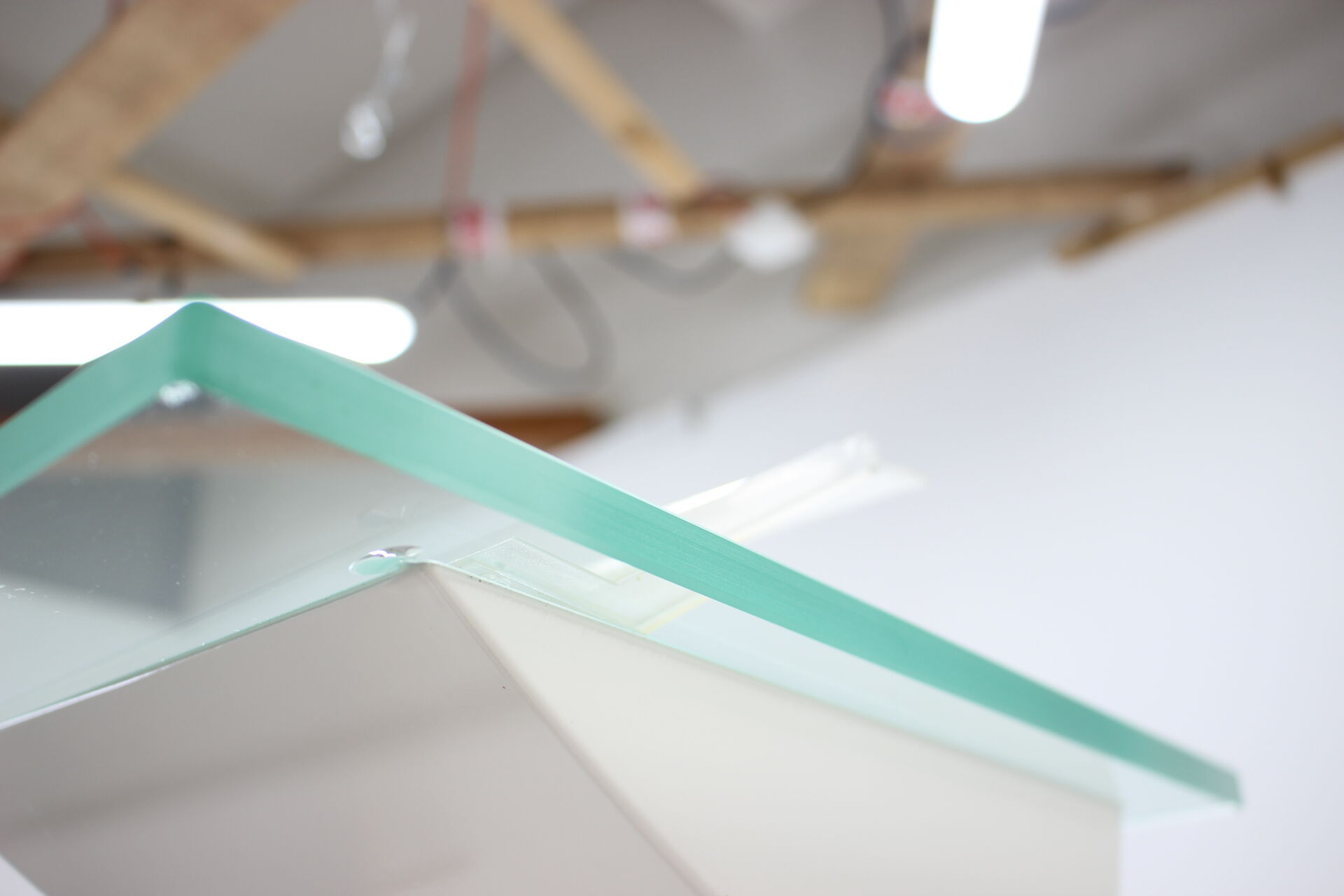 Lampadaire en métal blanc moderniste par Hartmut Engel pour Zumtobel, années 1980.