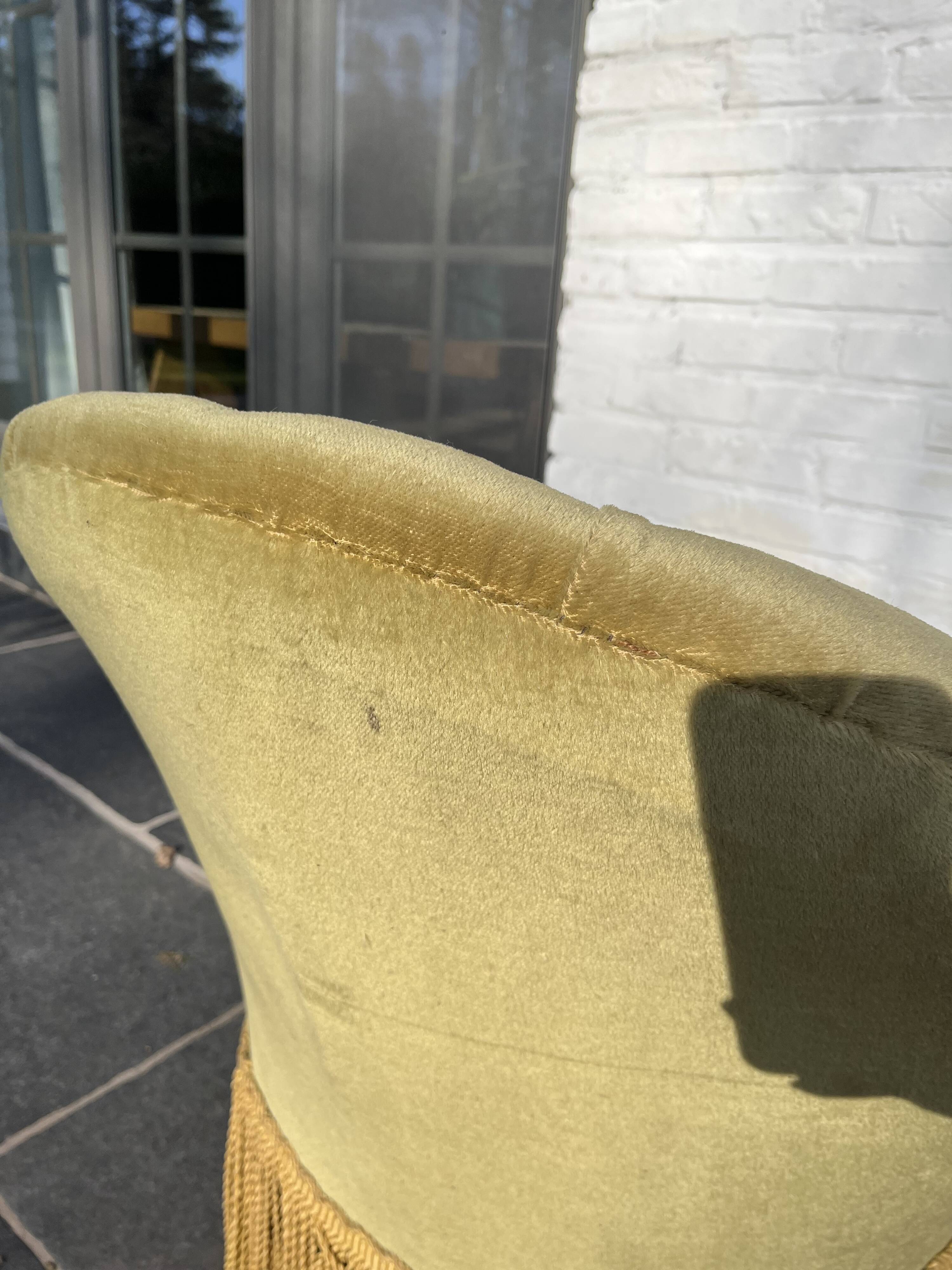 Pink velvet toad chair