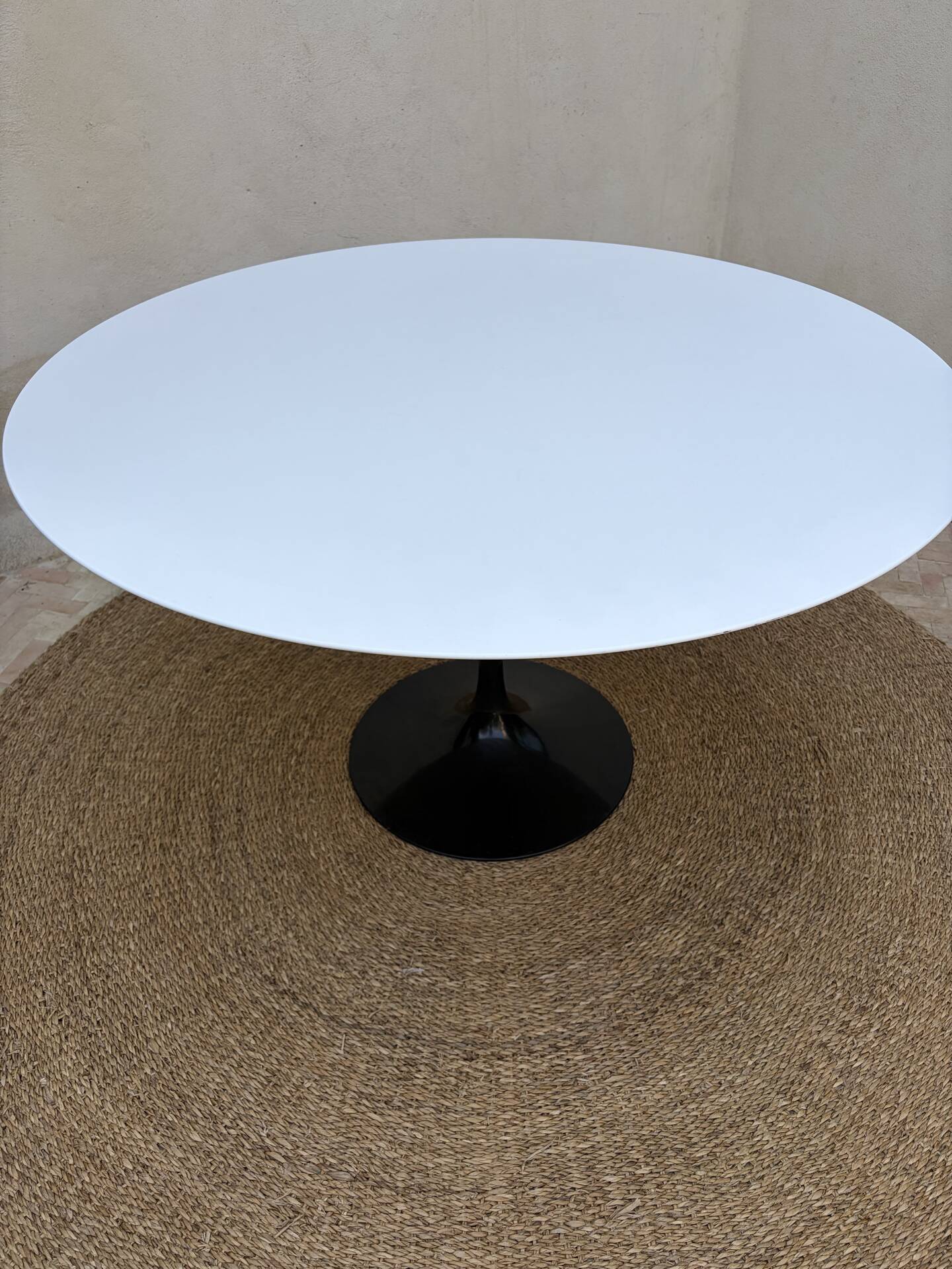 Tulip round table by Eero Saarinen for Knoll