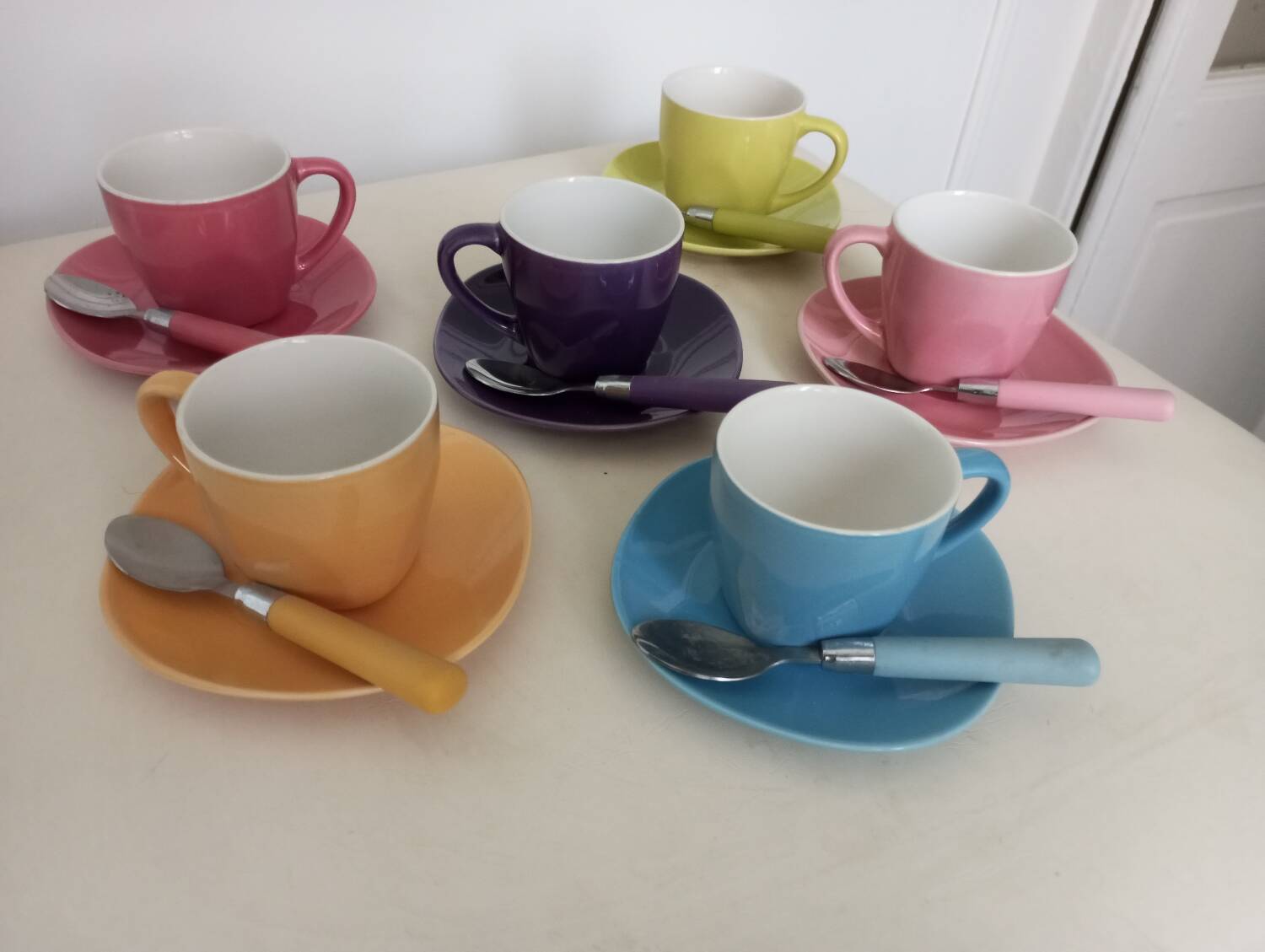 6 colorful coffee cups