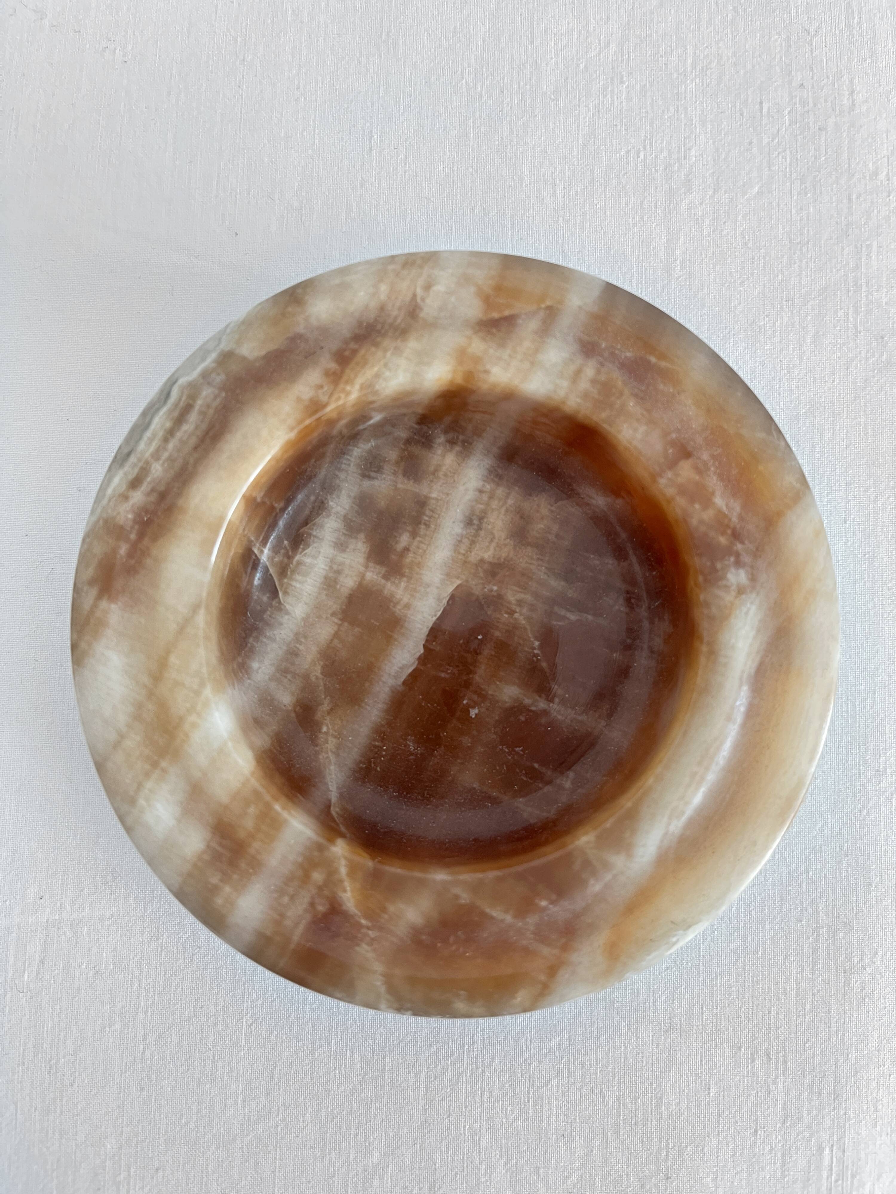 Straight round ashtray in vintage alabaster or onyx