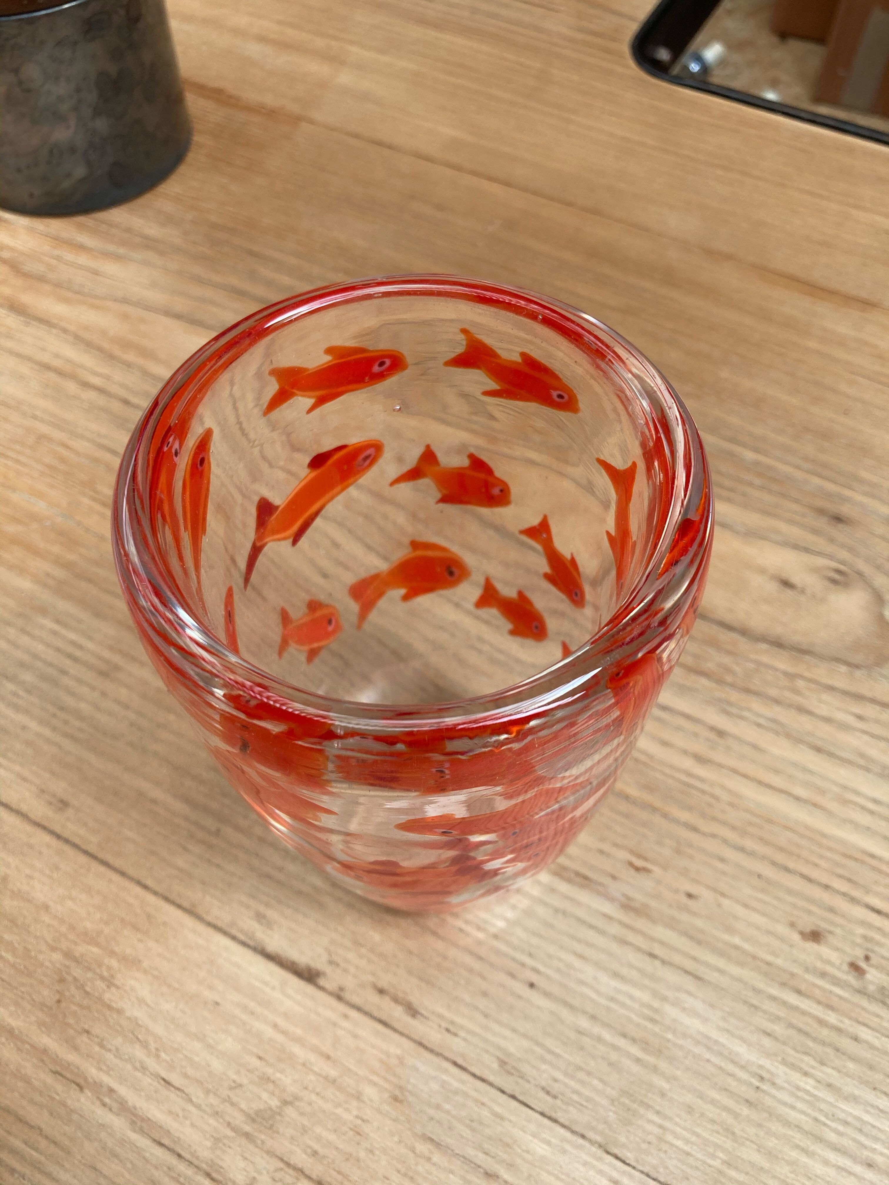 Vase en verre avec inclusions poissons