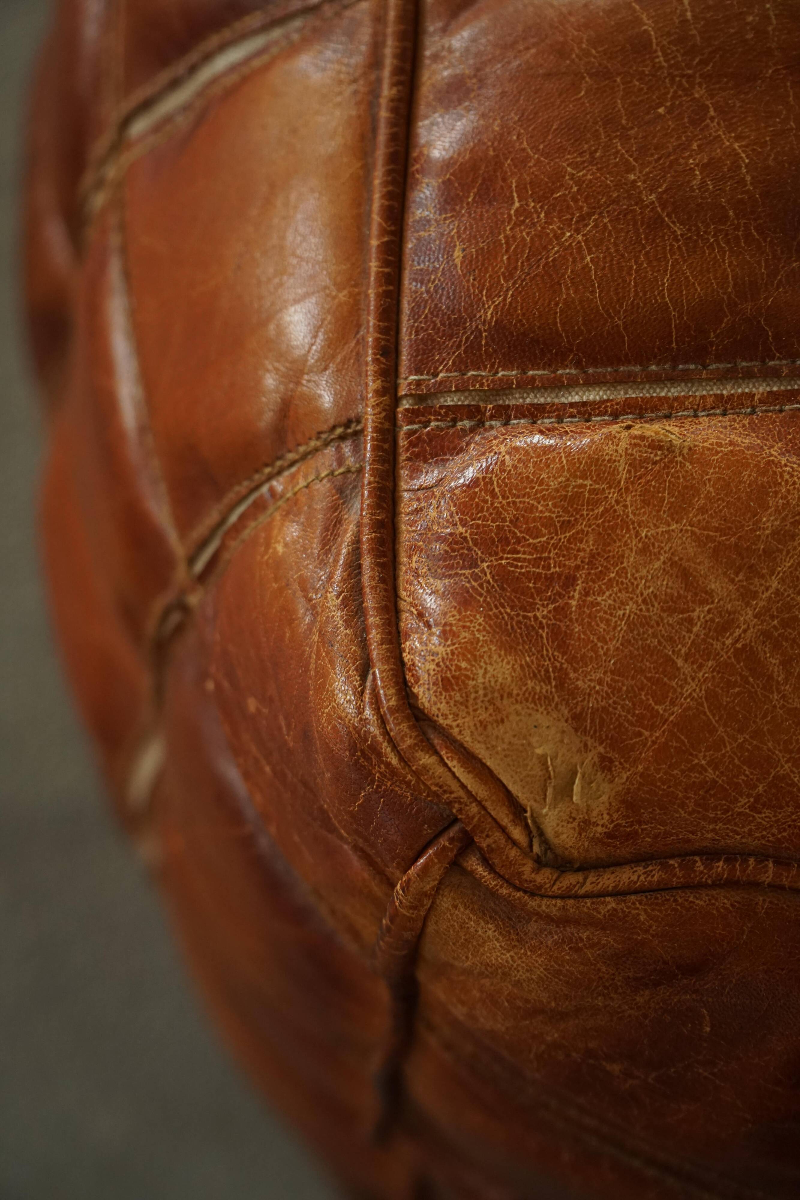Mid-20th century pouf / ottoman cube in patinated brown leather, 1960s.