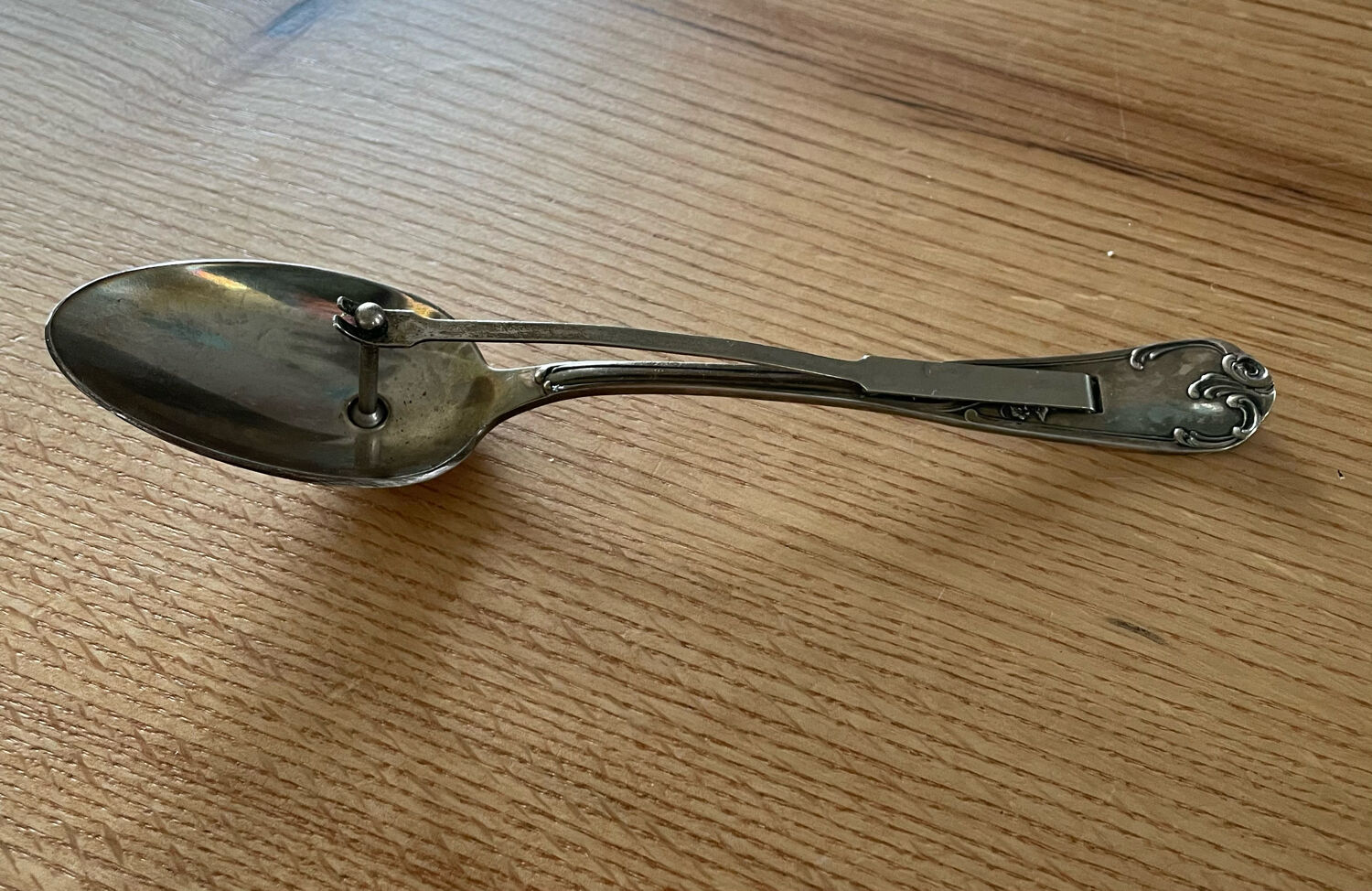 Cuillère à sauce à piston en métal